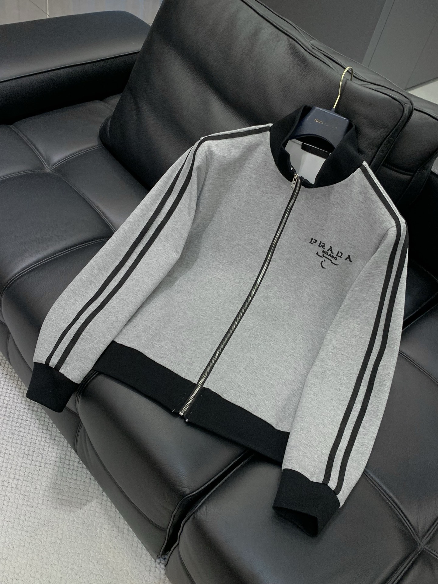 一套出，普拉达 最新 灰色 套装 一套出。材质 面料:棉32%锦纶63%氨纶5%里料:涤纶100%机洗，