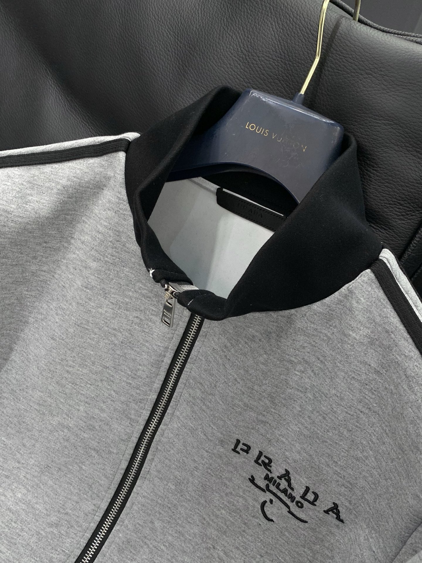 一套出，普拉达 最新 灰色 套装 一套出。材质 面料:棉32%锦纶63%氨纶5%里料:涤纶100%机洗，