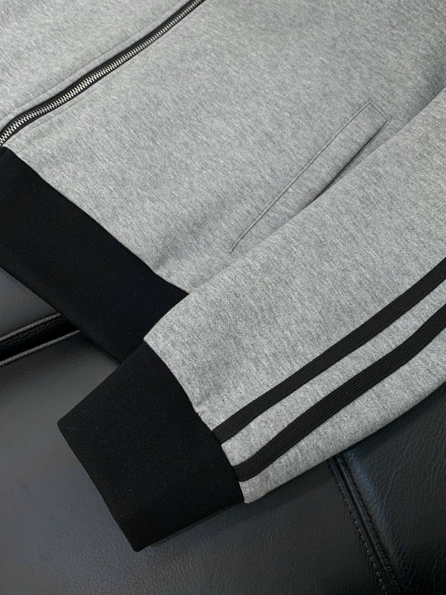 一套出，普拉达 最新 灰色 套装 一套出。材质 面料:棉32%锦纶63%氨纶5%里料:涤纶100%机洗，