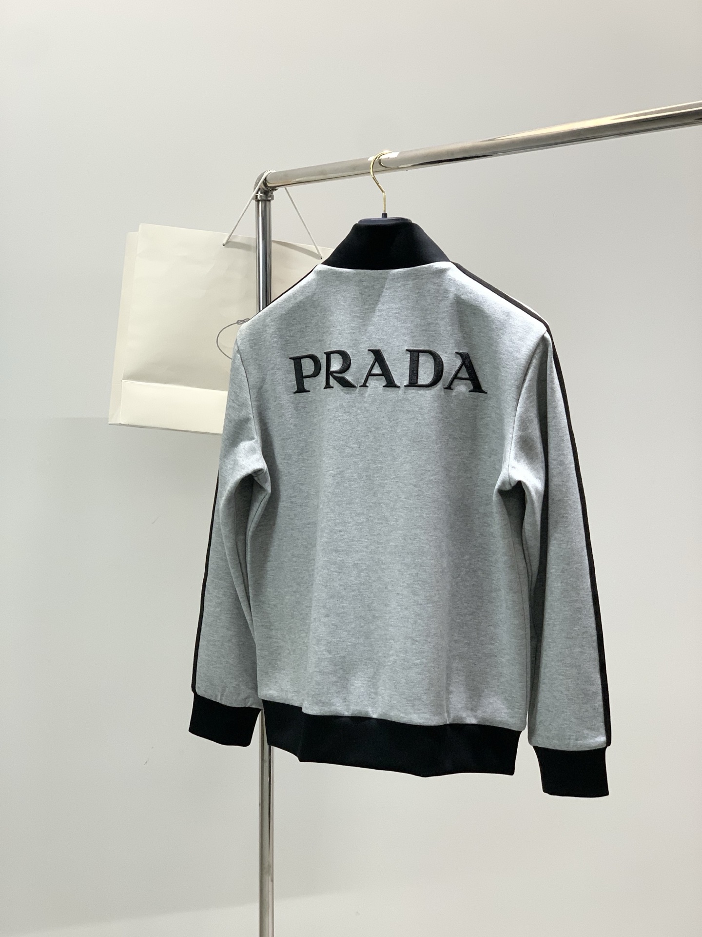 一套出，普拉达 最新 灰色 套装 一套出。材质 面料:棉32%锦纶63%氨纶5%里料:涤纶100%机洗，