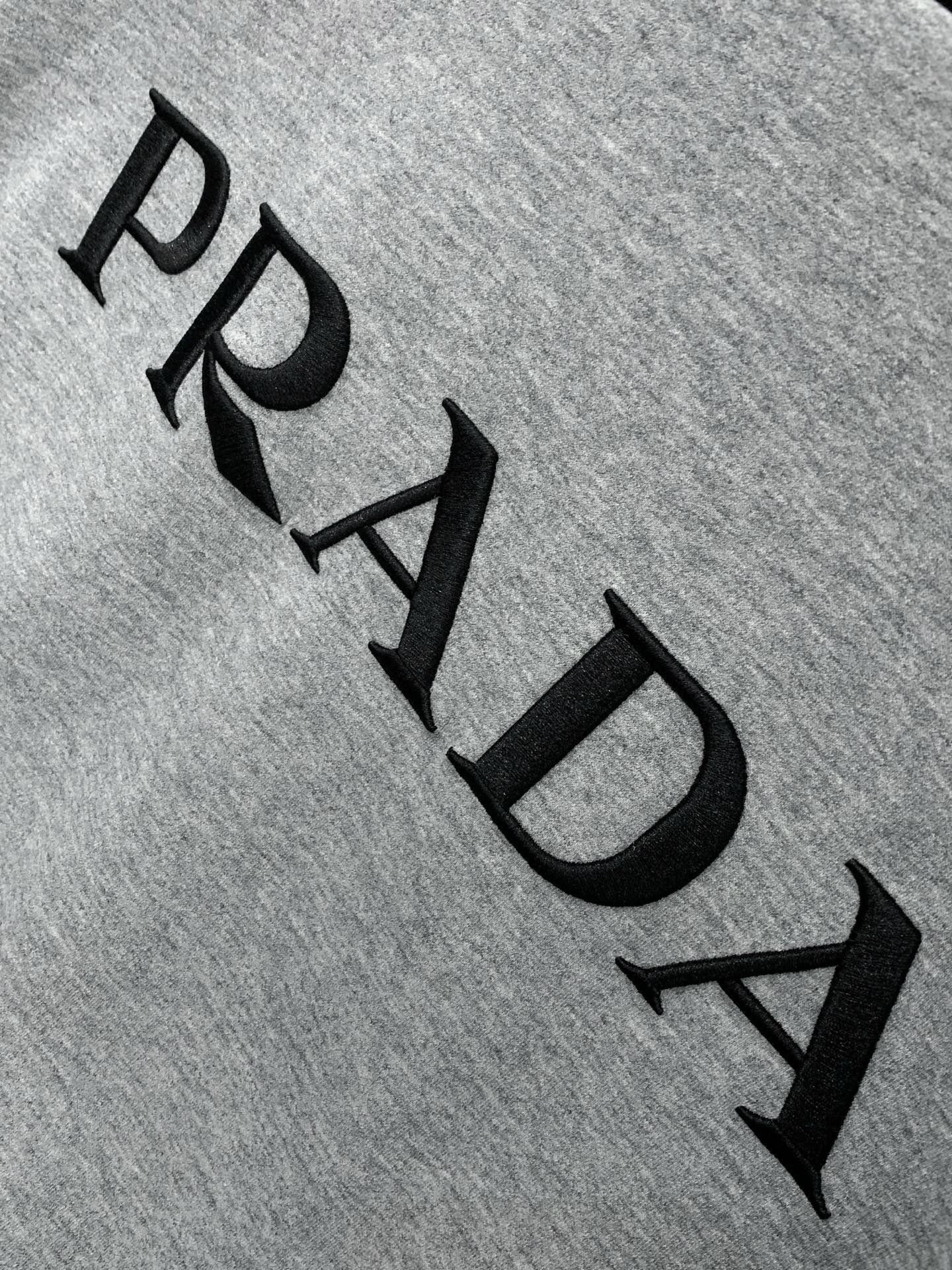 一套出，普拉达 最新 灰色 套装 一套出。材质 面料:棉32%锦纶63%氨纶5%里料:涤纶100%机洗，