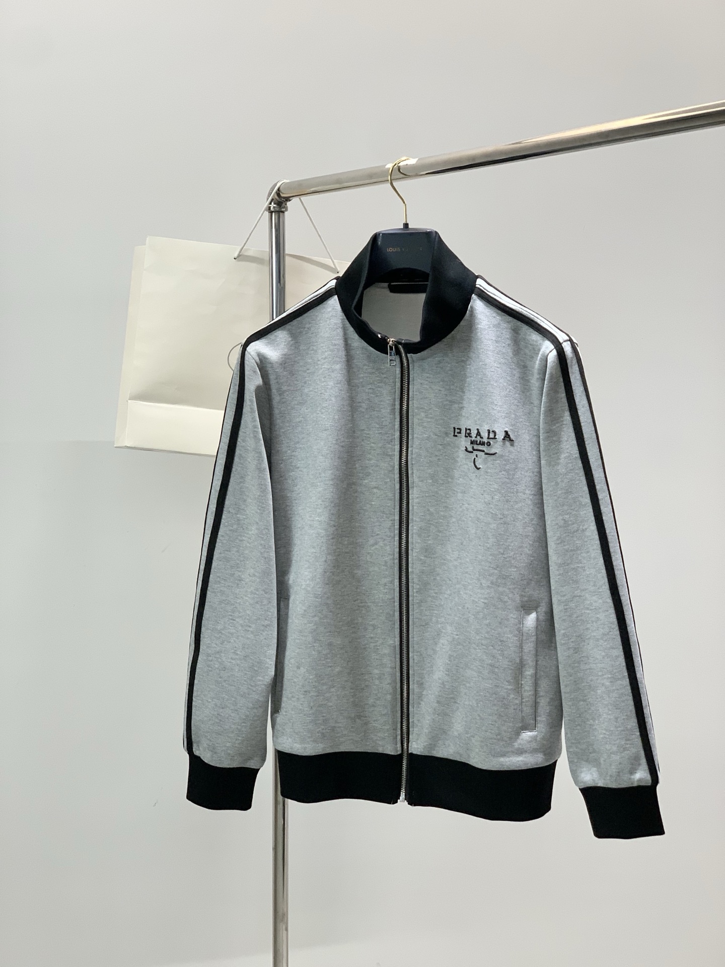 一套出，普拉达 最新 灰色 套装 一套出。材质 面料:棉32%锦纶63%氨纶5%里料:涤纶100%机洗，