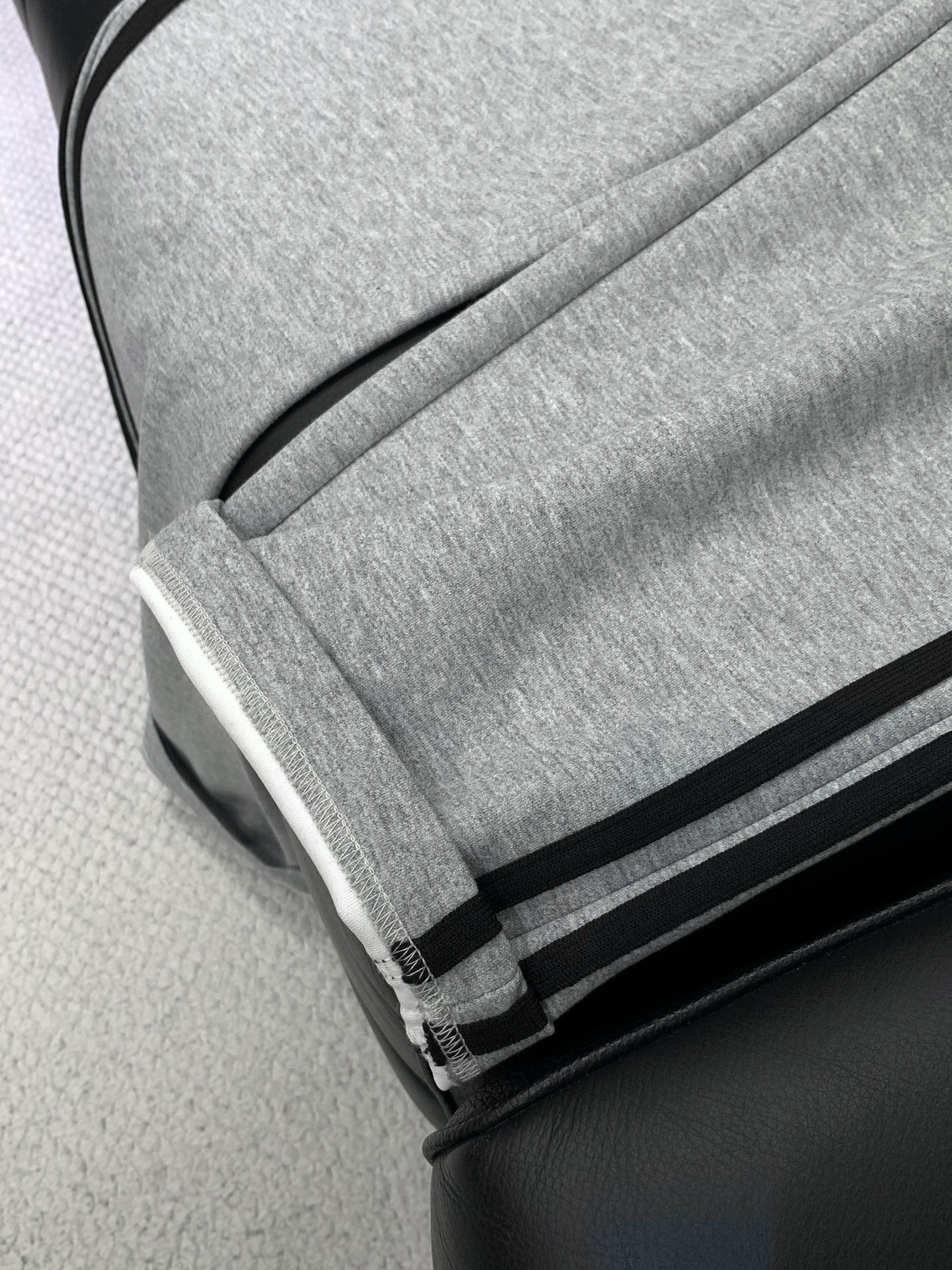 一套出，普拉达 最新 灰色 套装 一套出。材质 面料:棉32%锦纶63%氨纶5%里料:涤纶100%机洗，