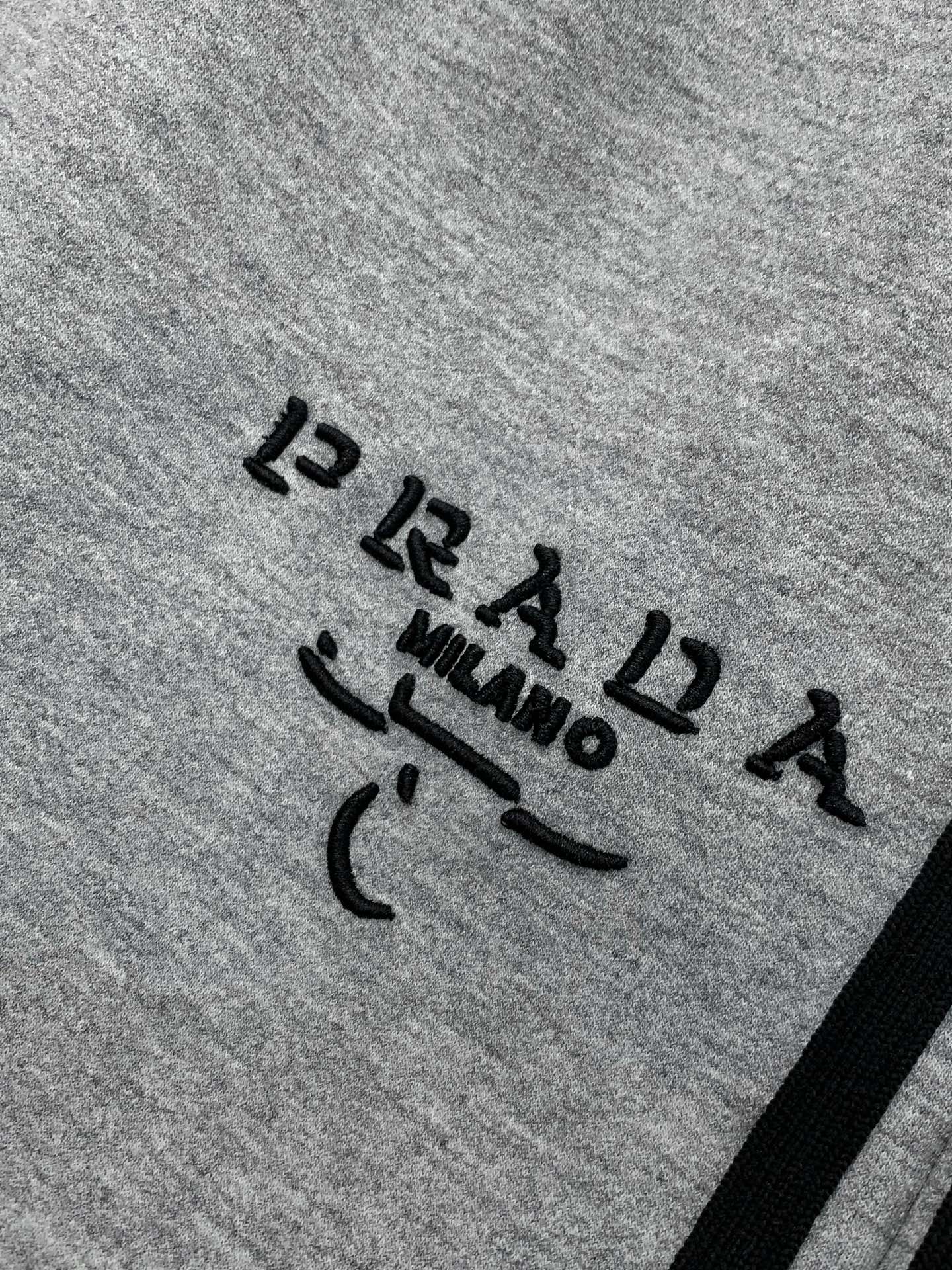 一套出，普拉达 最新 灰色 套装 一套出。材质 面料:棉32%锦纶63%氨纶5%里料:涤纶100%机洗，