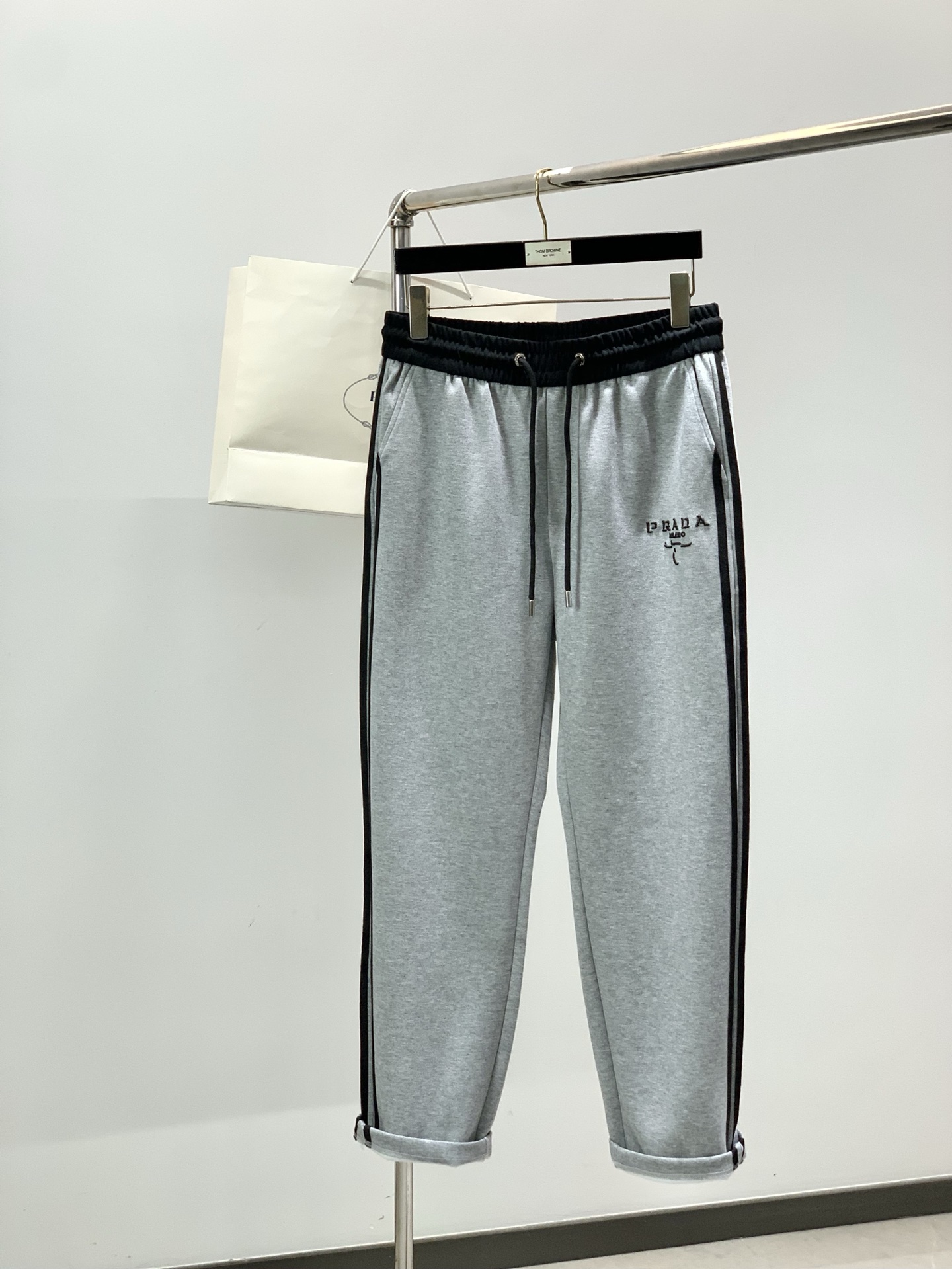 一套出，普拉达 最新 灰色 套装 一套出。材质 面料:棉32%锦纶63%氨纶5%里料:涤纶100%机洗，