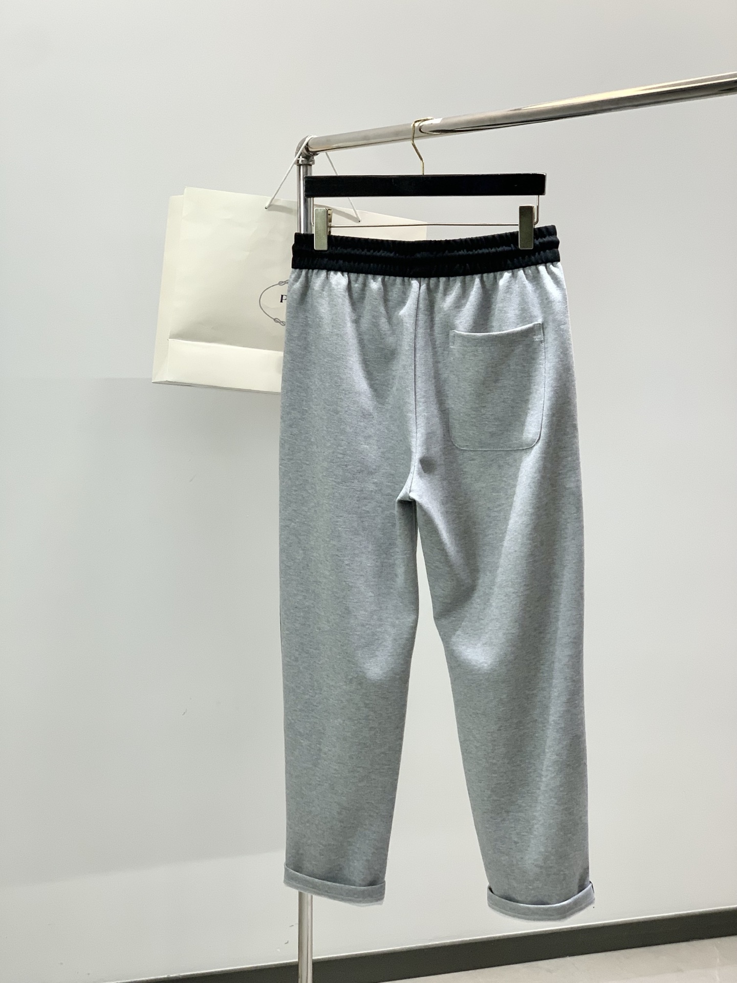 一套出，普拉达 最新 灰色 套装 一套出。材质 面料:棉32%锦纶63%氨纶5%里料:涤纶100%机洗，