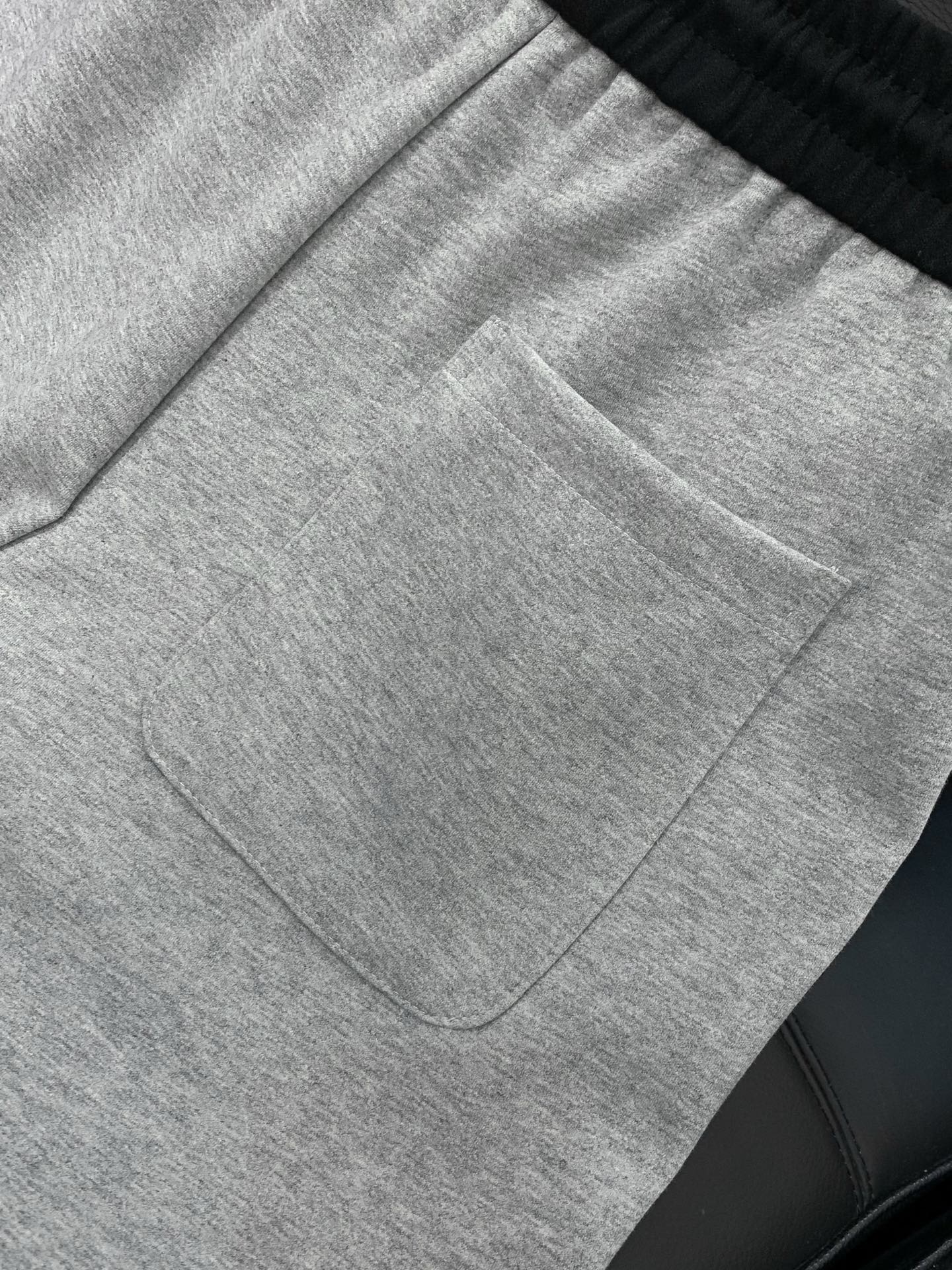 一套出，普拉达 最新 灰色 套装 一套出。材质 面料:棉32%锦纶63%氨纶5%里料:涤纶100%机洗，