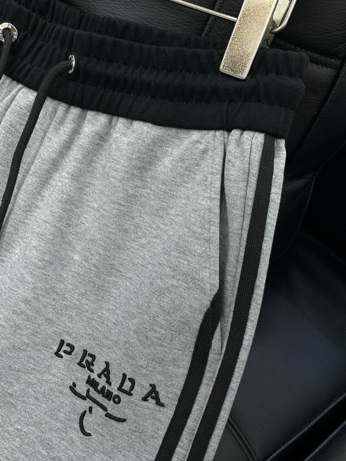 一套出，普拉达 最新 灰色 套装 一套出。材质 面料:棉32%锦纶63%氨纶5%里料:涤纶100%机洗，