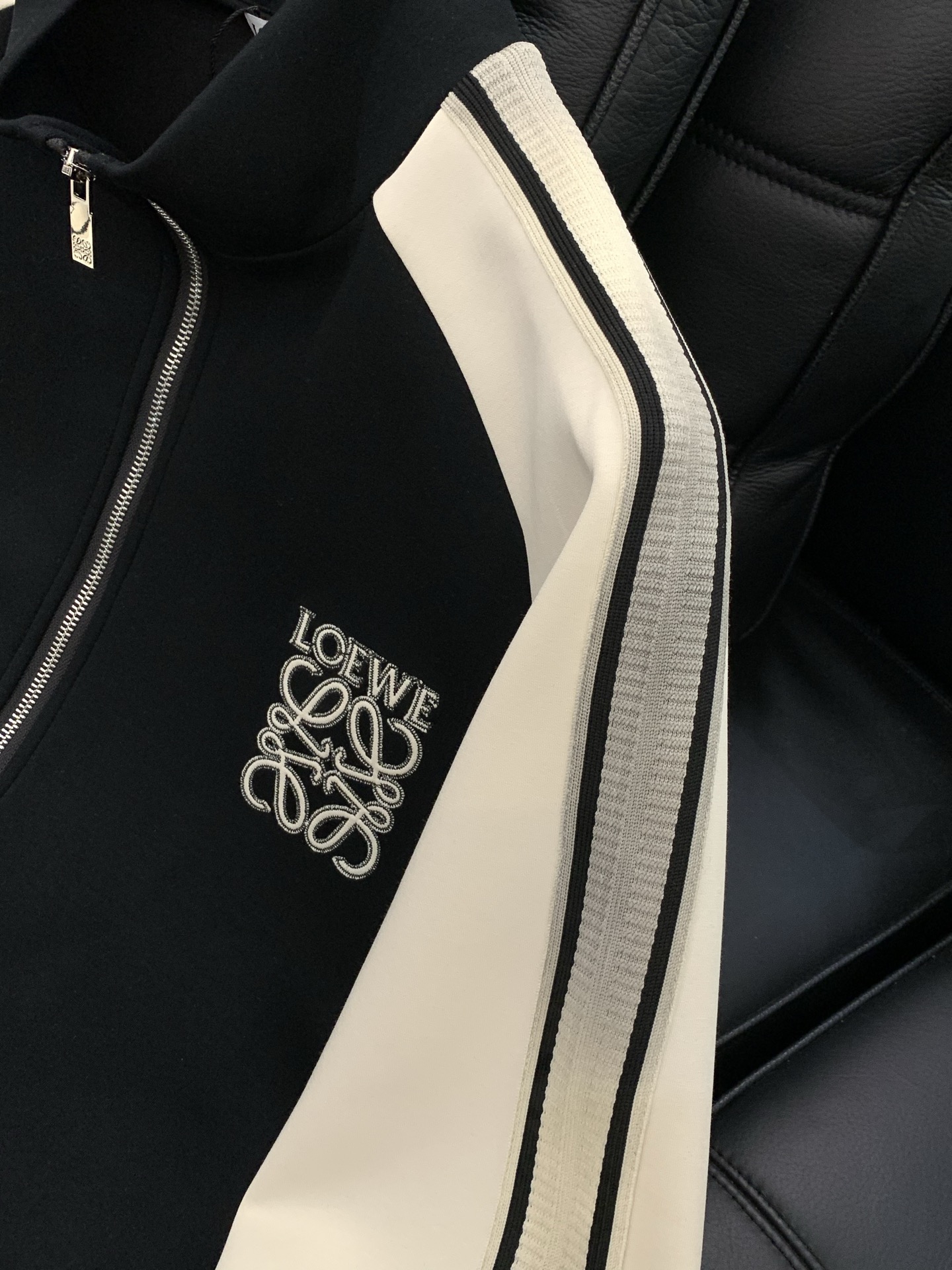 ，罗意威 最新 套装 一套出。材质 面料:棉32%锦纶63%氨纶5%里料:涤纶100%机洗，手洗最高水温