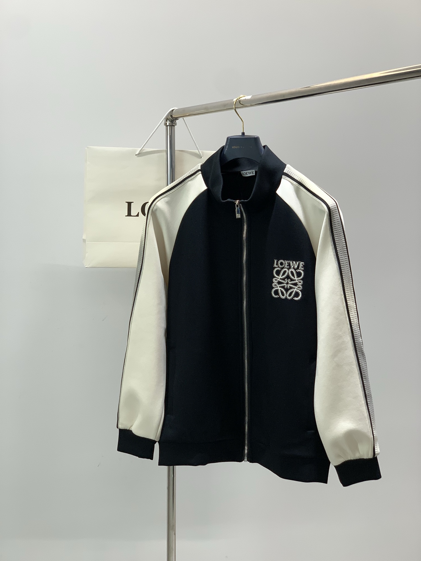 ，罗意威 最新 套装 一套出。材质 面料:棉32%锦纶63%氨纶5%里料:涤纶100%机洗，手洗最高水温