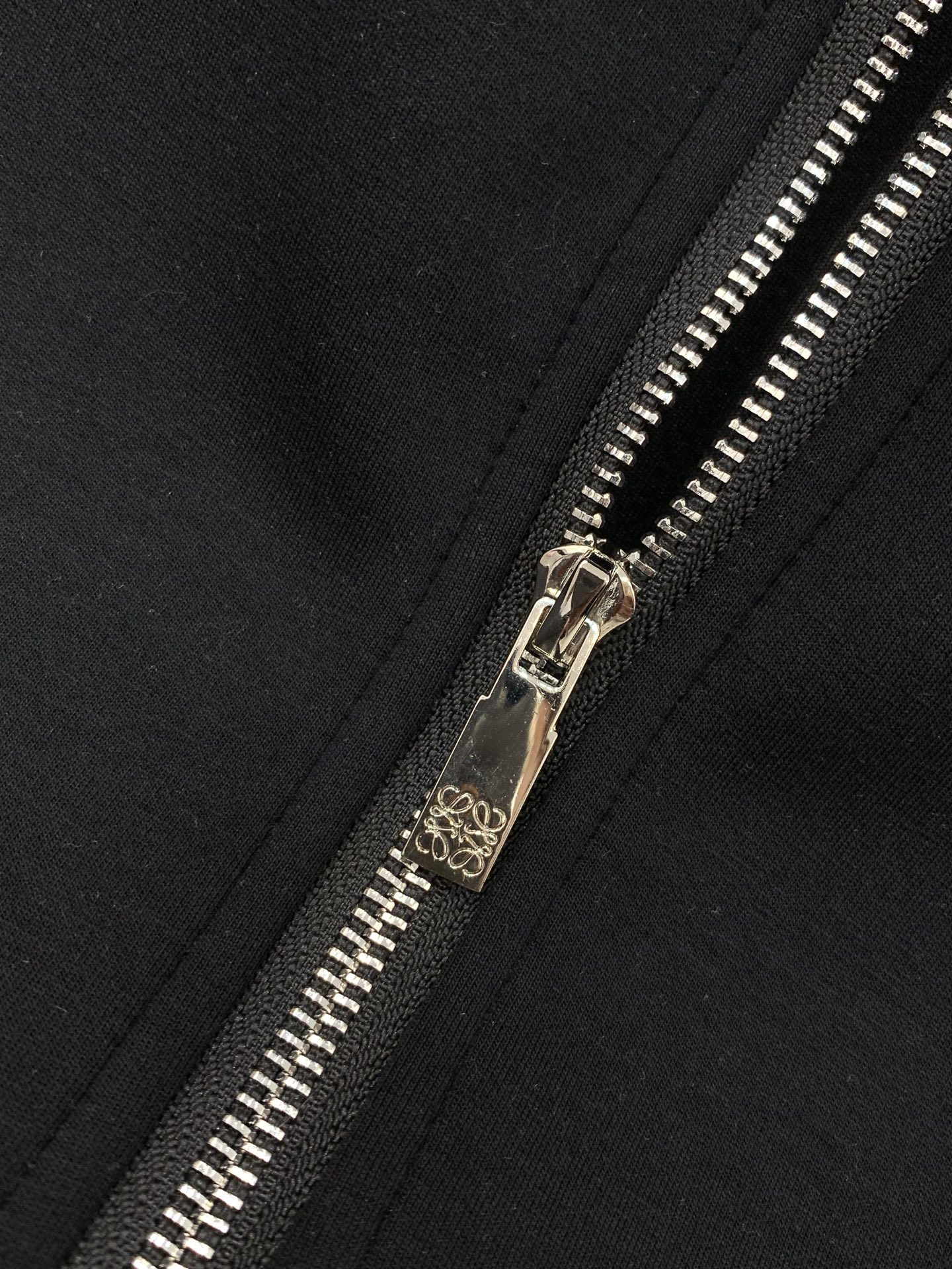 ，罗意威 最新 套装 一套出。材质 面料:棉32%锦纶63%氨纶5%里料:涤纶100%机洗，手洗最高水温