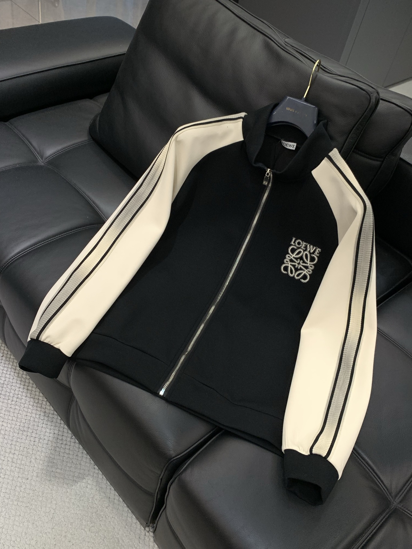 ，罗意威 最新 套装 一套出。材质 面料:棉32%锦纶63%氨纶5%里料:涤纶100%机洗，手洗最高水温