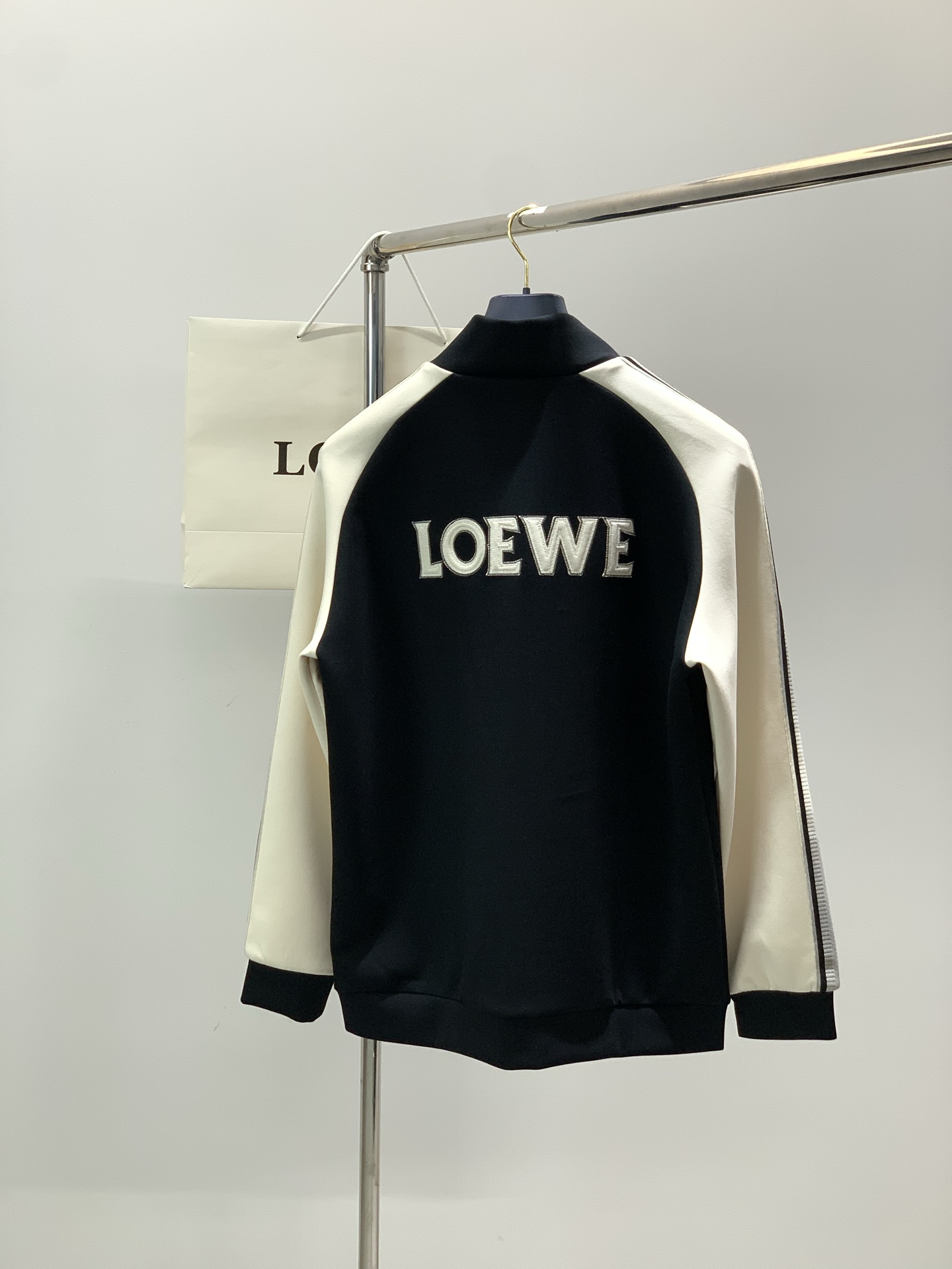 ，罗意威 最新 套装 一套出。材质 面料:棉32%锦纶63%氨纶5%里料:涤纶100%机洗，手洗最高水温