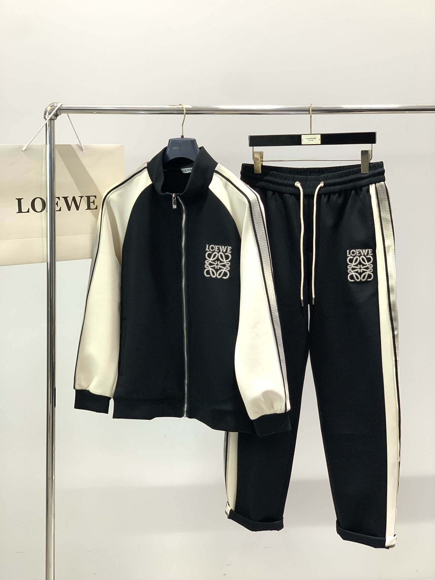 ，罗意威 最新 套装 一套出。材质 面料:棉32%锦纶63%氨纶5%里料:涤纶100%机洗，手洗最高水温