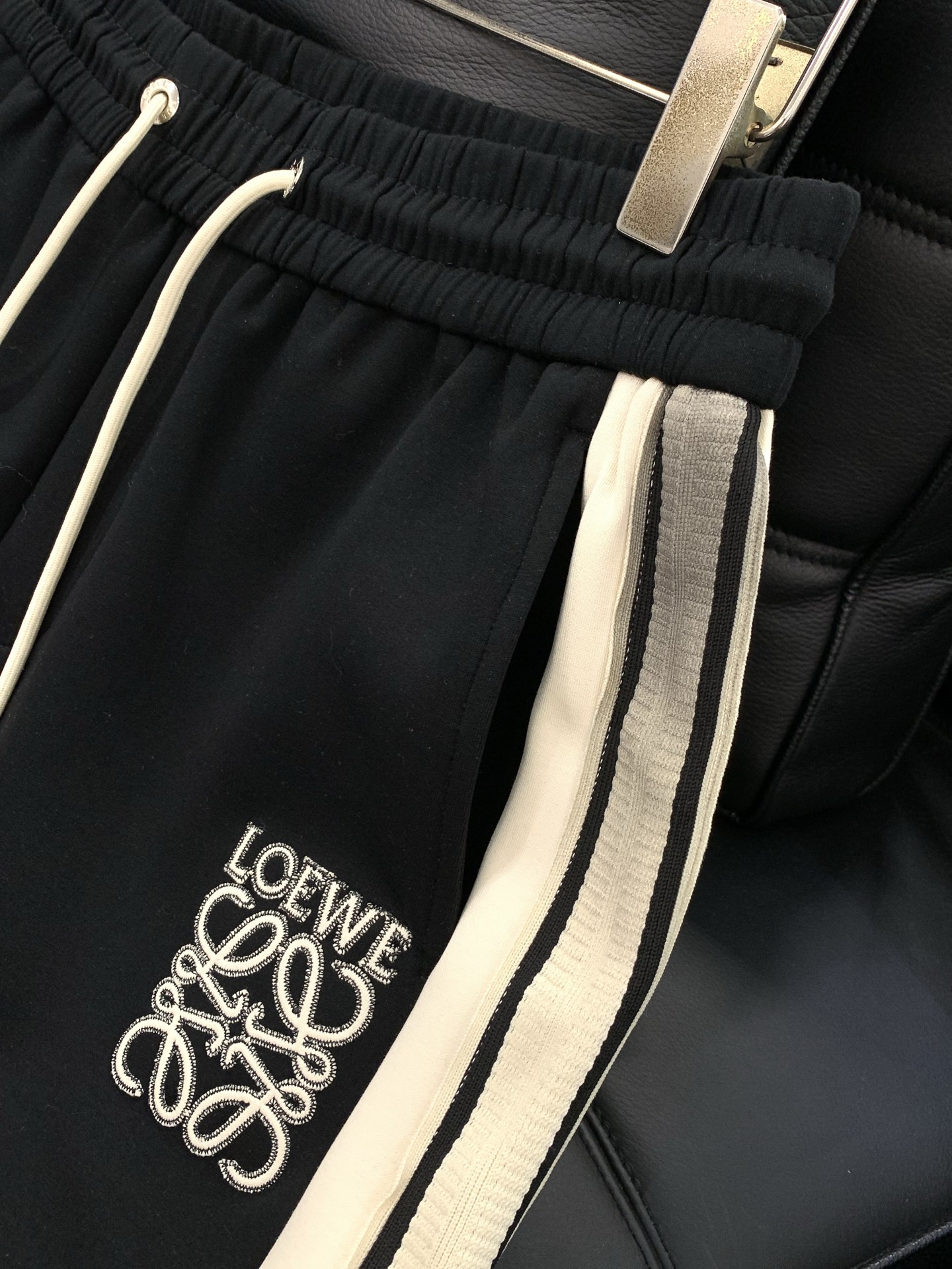 ，罗意威 最新 套装 一套出。材质 面料:棉32%锦纶63%氨纶5%里料:涤纶100%机洗，手洗最高水温