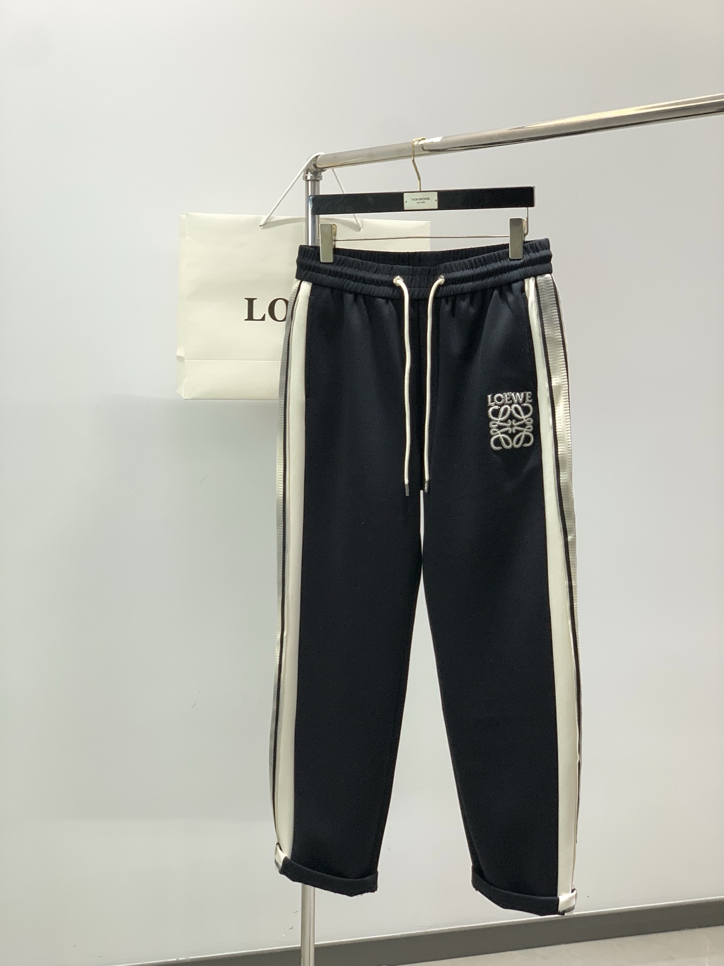 ，罗意威 最新 套装 一套出。材质 面料:棉32%锦纶63%氨纶5%里料:涤纶100%机洗，手洗最高水温