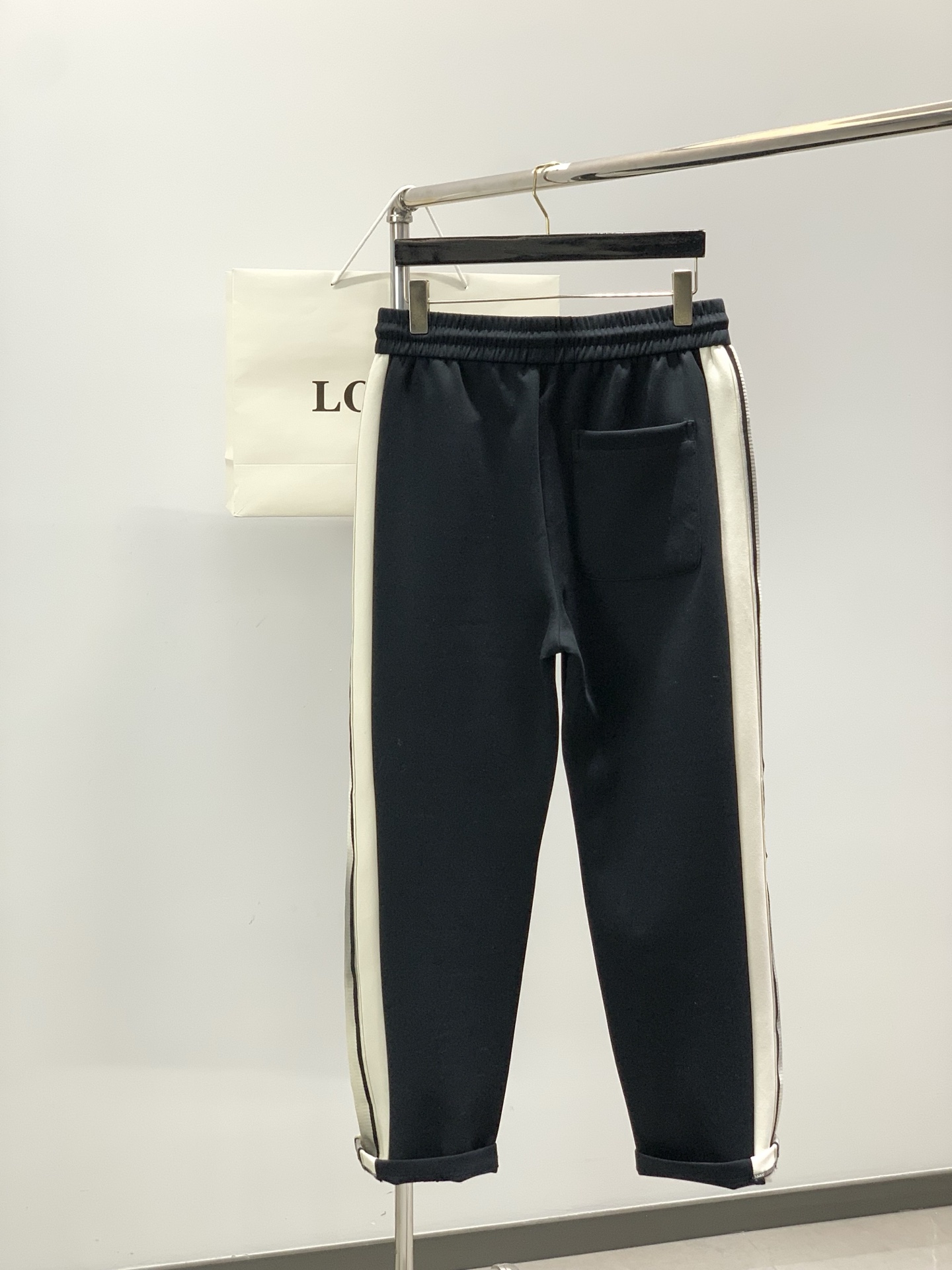 ，罗意威 最新 套装 一套出。材质 面料:棉32%锦纶63%氨纶5%里料:涤纶100%机洗，手洗最高水温