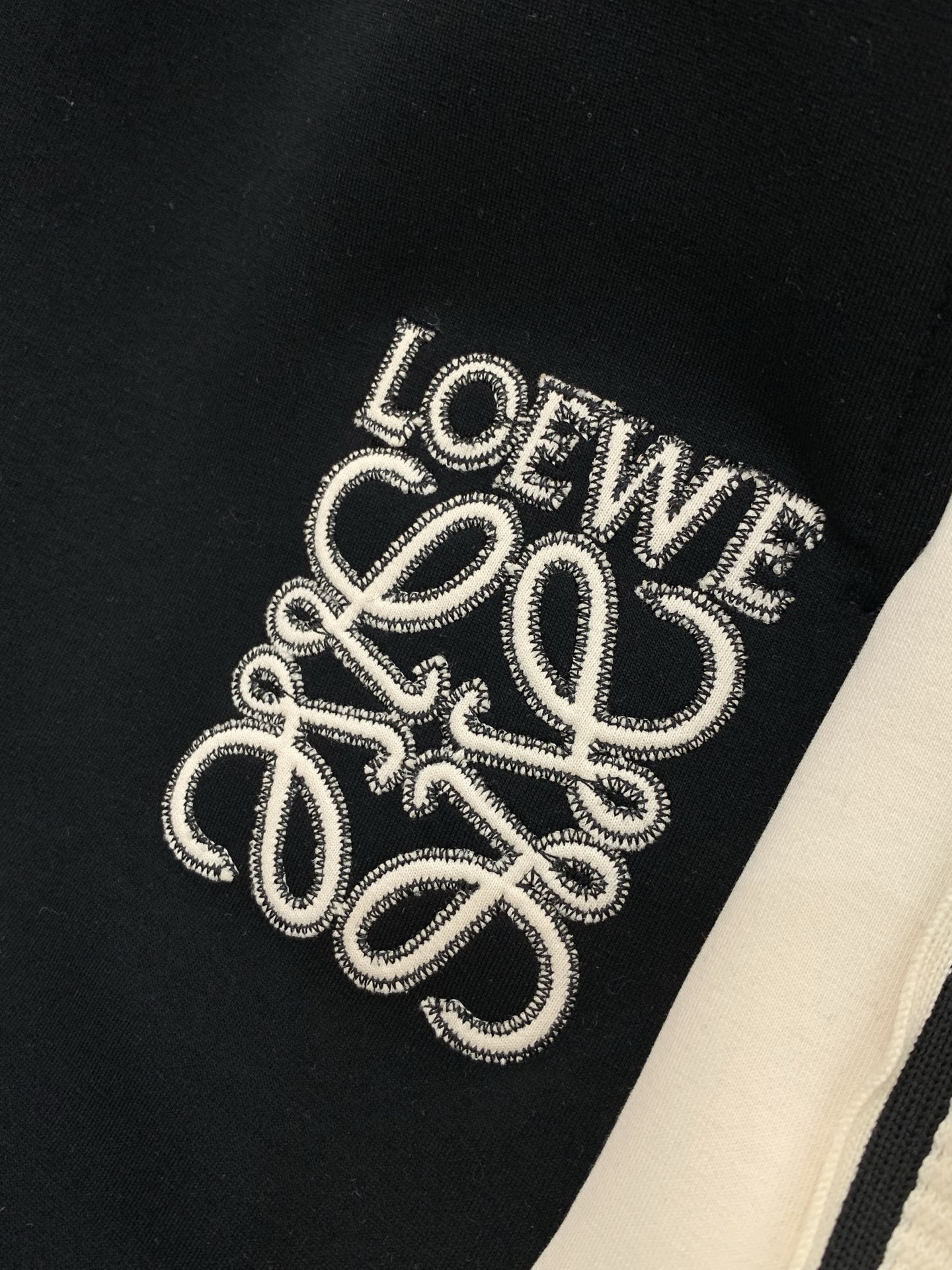 ，罗意威 最新 套装 一套出。材质 面料:棉32%锦纶63%氨纶5%里料:涤纶100%机洗，手洗最高水温