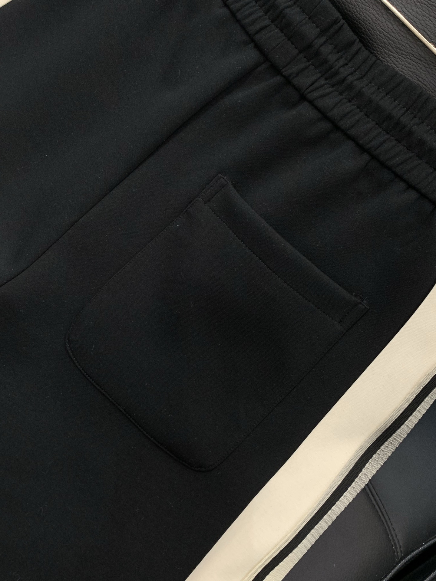 ，罗意威 最新 套装 一套出。材质 面料:棉32%锦纶63%氨纶5%里料:涤纶100%机洗，手洗最高水温