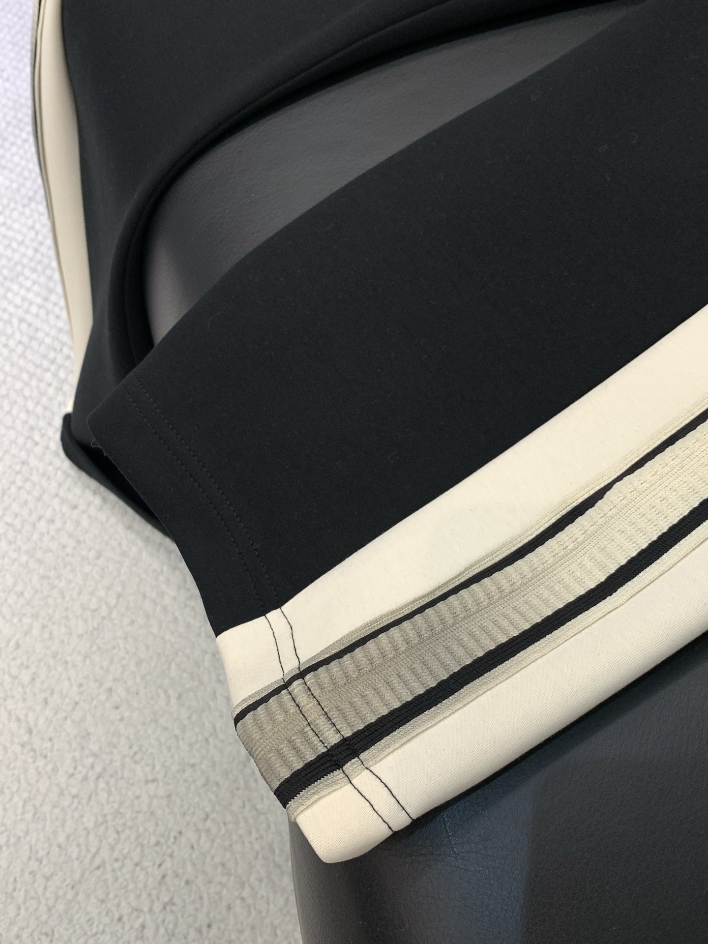 ，罗意威 最新 套装 一套出。材质 面料:棉32%锦纶63%氨纶5%里料:涤纶100%机洗，手洗最高水温