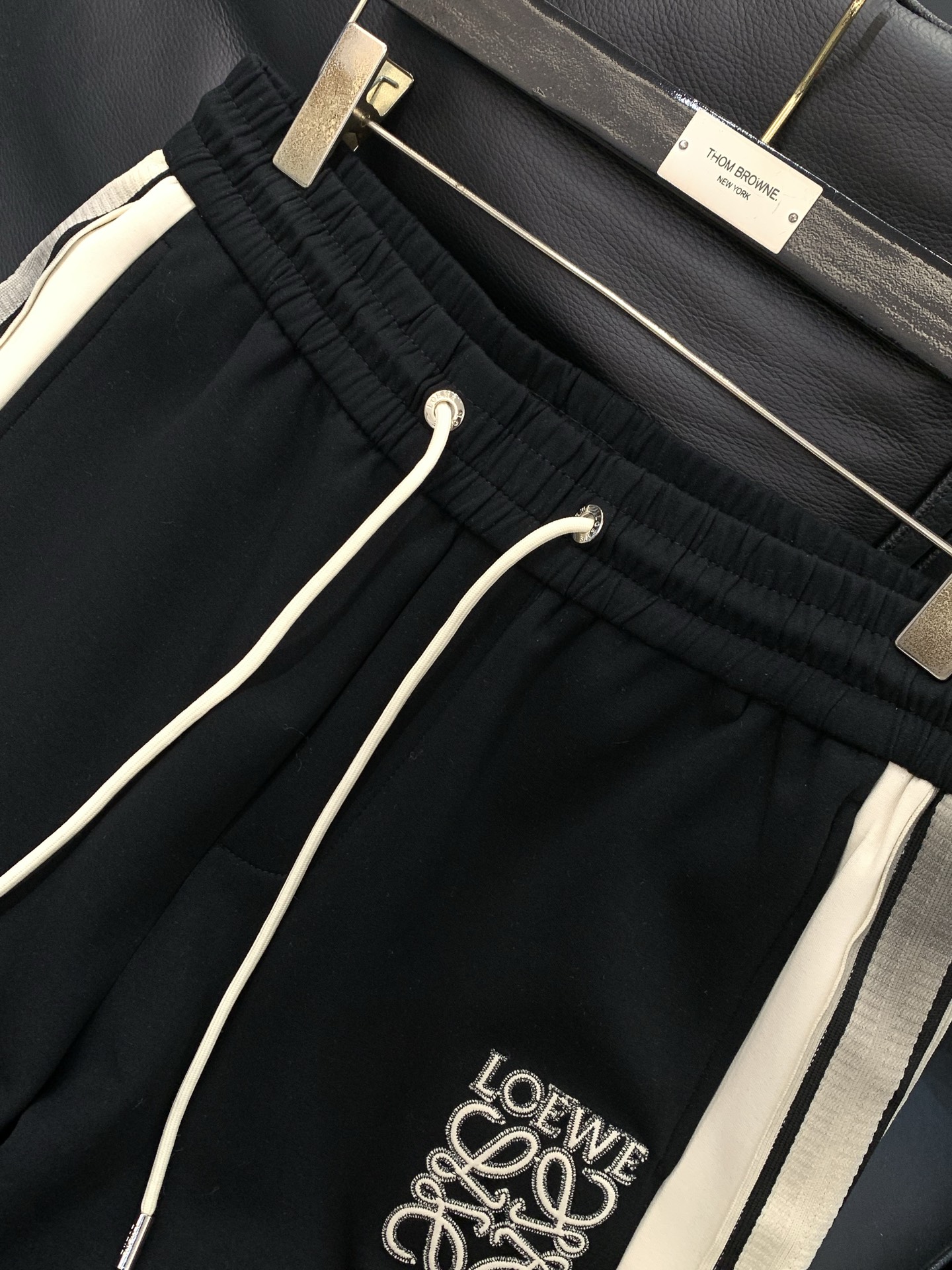 ，罗意威 最新 套装 一套出。材质 面料:棉32%锦纶63%氨纶5%里料:涤纶100%机洗，手洗最高水温