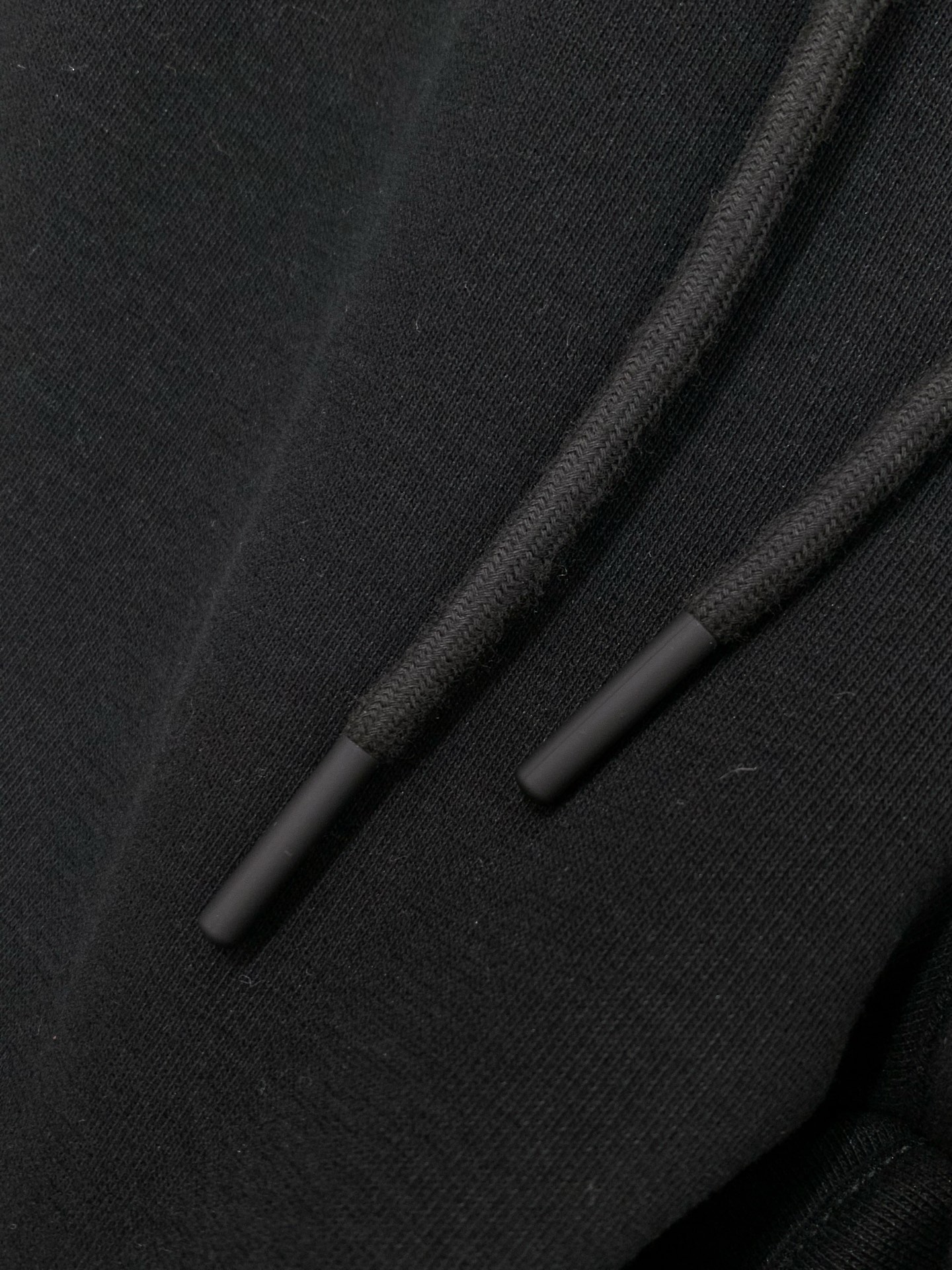 ，加拿大鹅 黑色面料像麂皮绒一样舒服…..最好穿 最舒服的裤子看这个！极简绣标，定制的黑色。大鹅家经典休