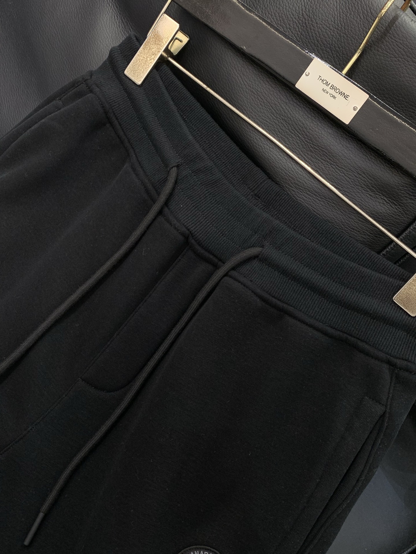 ，加拿大鹅 黑色面料像麂皮绒一样舒服…..最好穿 最舒服的裤子看这个！极简绣标，定制的黑色。大鹅家经典休