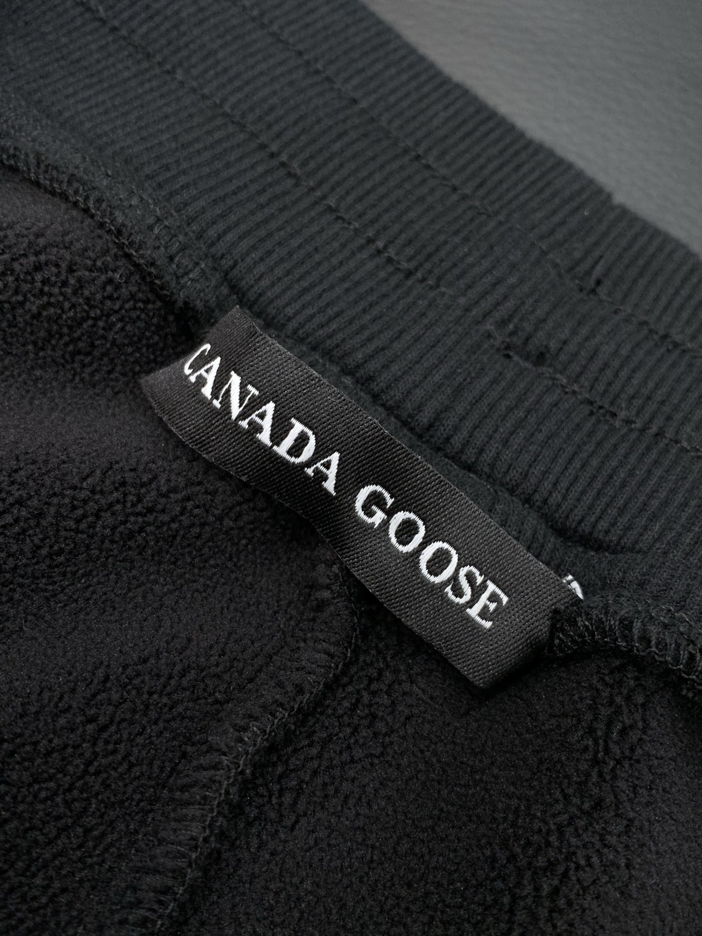 ，加拿大鹅 黑色面料像麂皮绒一样舒服…..最好穿 最舒服的裤子看这个！极简绣标，定制的黑色。大鹅家经典休