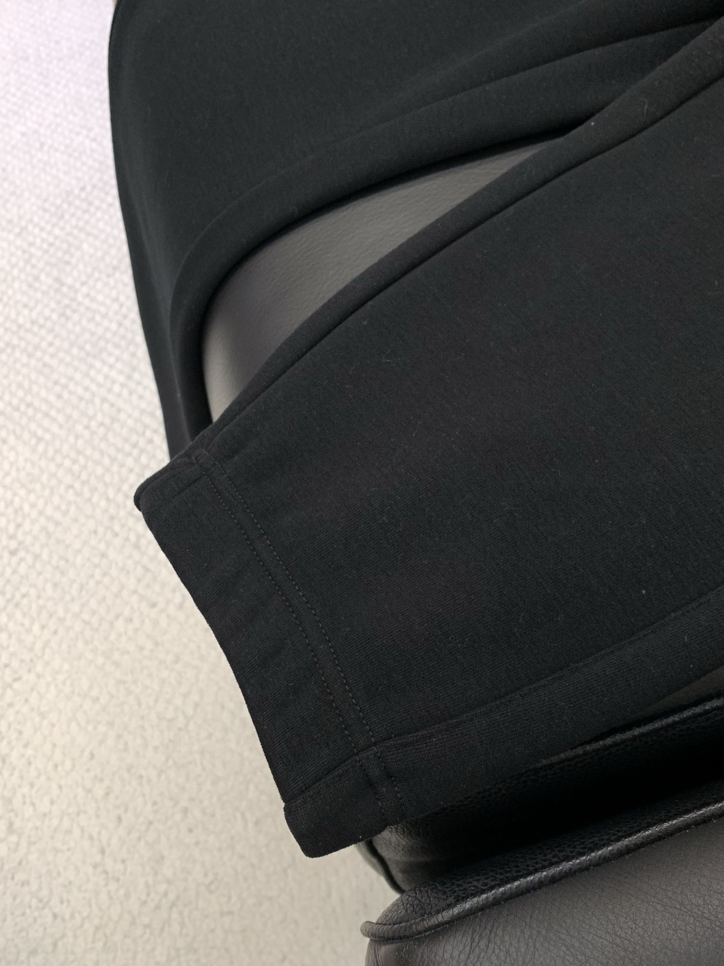 ，加拿大鹅 黑色面料像麂皮绒一样舒服…..最好穿 最舒服的裤子看这个！极简绣标，定制的黑色。大鹅家经典休