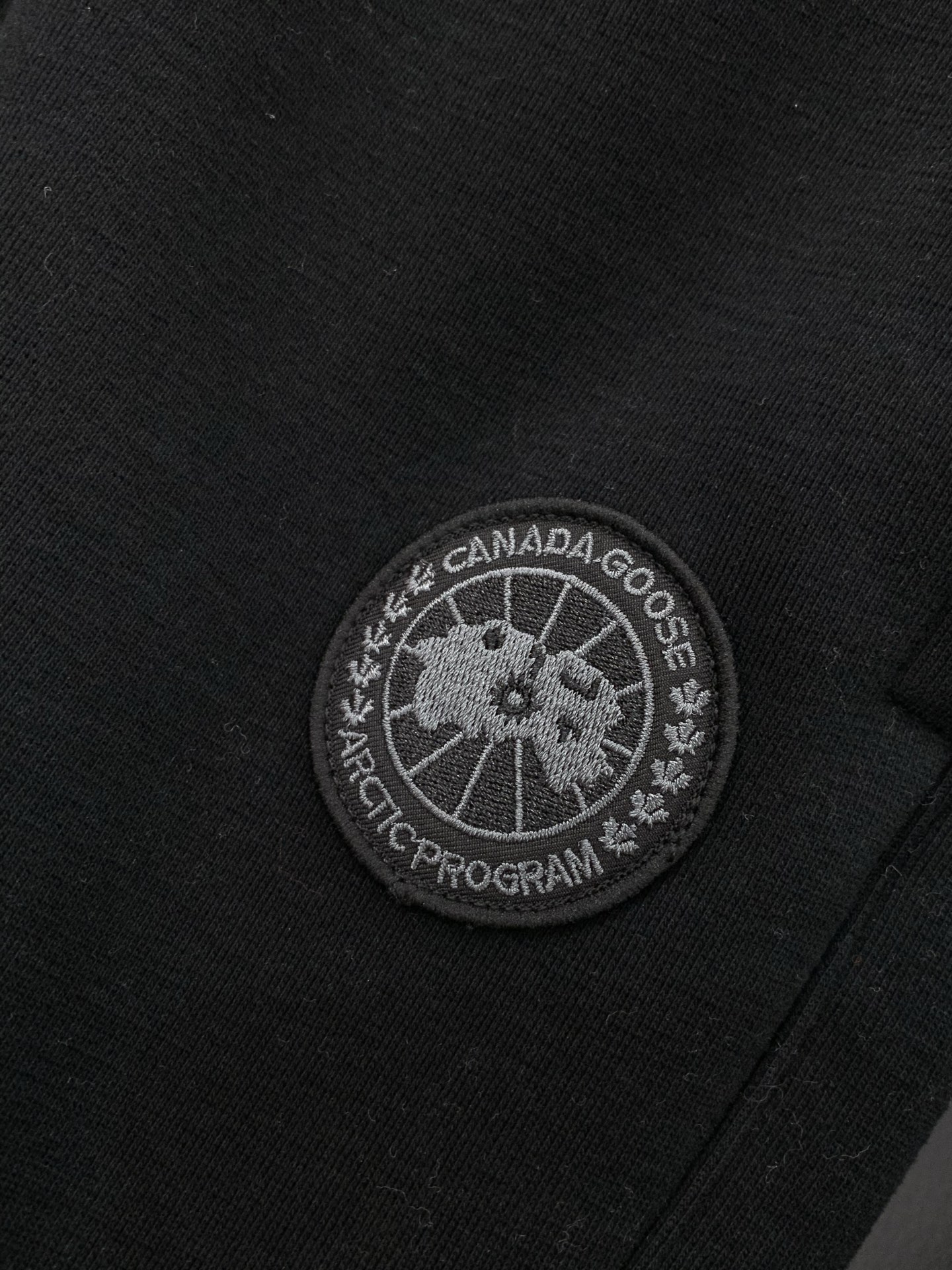 ，加拿大鹅 黑色面料像麂皮绒一样舒服…..最好穿 最舒服的裤子看这个！极简绣标，定制的黑色。大鹅家经典休