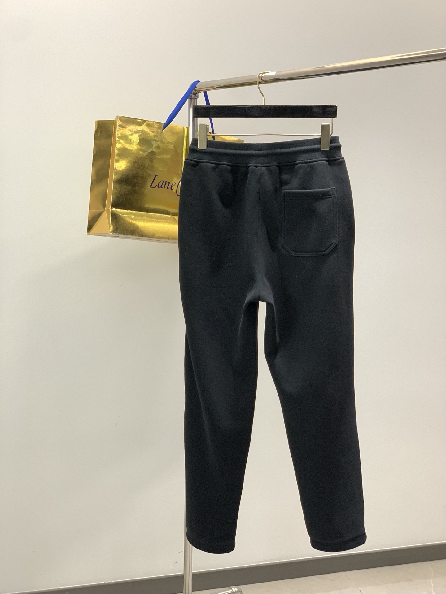 ，加拿大鹅 黑色面料像麂皮绒一样舒服…..最好穿 最舒服的裤子看这个！极简绣标，定制的黑色。大鹅家经典休