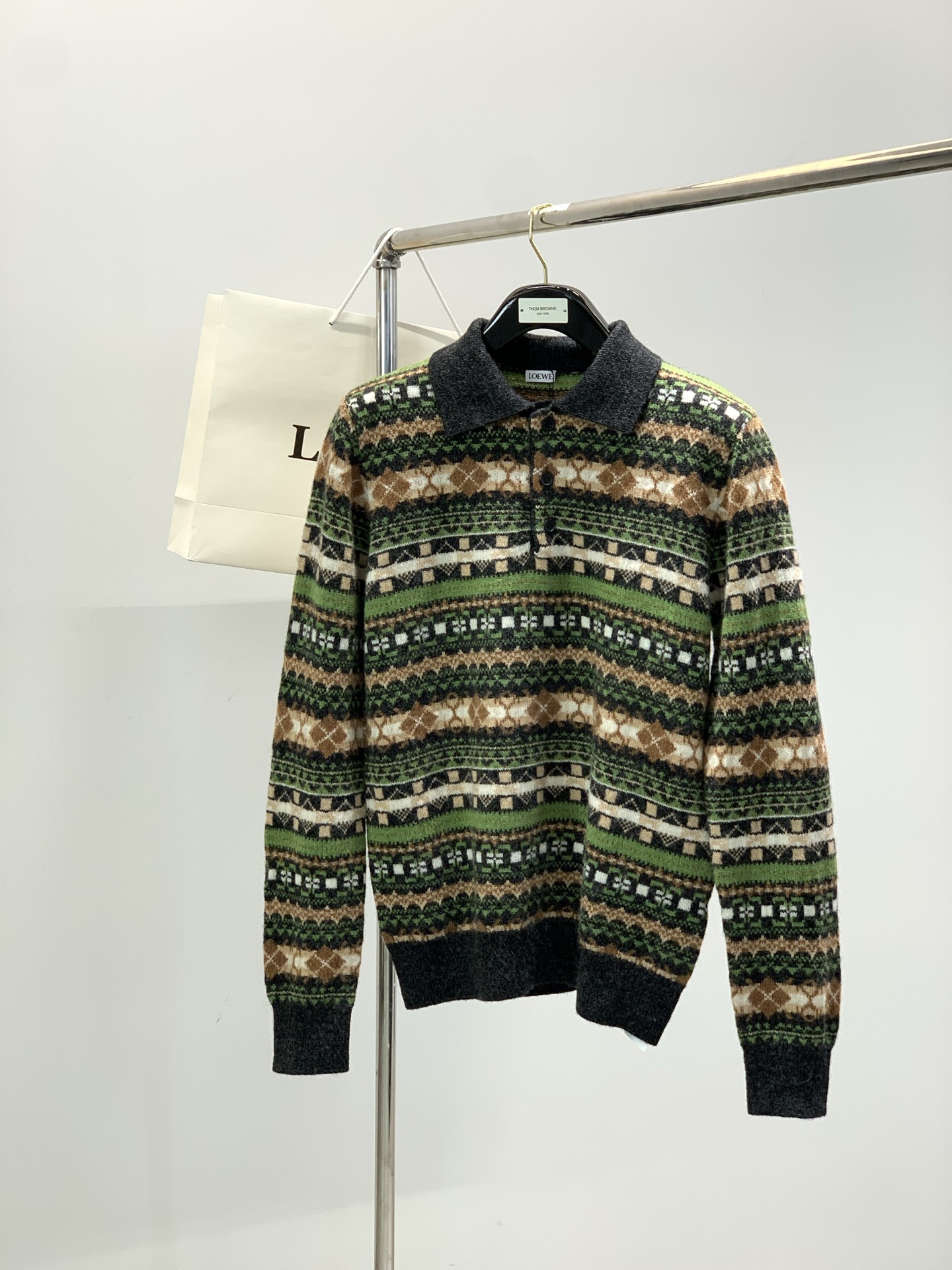 NO:712670,, Loewe, the latest model for winter 2025, available at counters at the same time, original order, fashionable and casual knitted round-neck wool sweater, the upper body is very unique!  Eye-catching and bright, imported original fabrics, top knitting craftsmanship letter pattern decoration Logo, simple yet fashionable, classic atmosphere, comfortable and breathable, handsome and stylish upper body, size S-XL size dress length bust shoulder width sleeve length S651044167 M671084268 L691124369 XL711164470,,loewe,loewe,sweaters,19860909,Loewe 罗意威,2025冬季最新款,专柜同步有售,原单狠货,时尚休闲针织圆领羊毛毛衣,上身很有特点！吸睛而有亮点,进口原版面料,顶级针织工艺字母图案装饰Logo,简单而不失时尚,经典大气,舒适透气,上身帅气有型,码数S-XL 尺寸衣长胸围肩宽袖长 S651044167 M671084268 L691124369 XL711164470,,loewe,loewe,sweaters,,Men's clothing