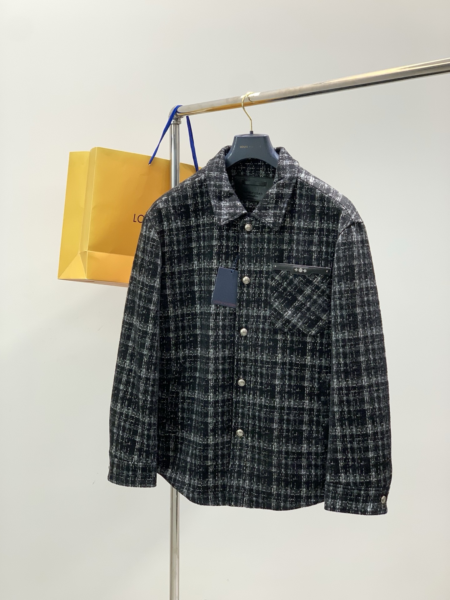 NO:712672,, LouisVuitton Louis Vuitton, the latest model for winter 2025, available at counters at the same time, original order, fashionable and casual thin down jacket, the upper body is very unique!  Eye-catching and bright, imported original fabrics, original hardware decoration, simple yet fashionable, classic atmosphere, comfortable and breathable, handsome and stylish upper body, size M-3XL,, louis vuitton, louis vuitton, jackets & coats, down jacket,19860909,LouisVuitton 路易威登,2025冬季最新款,专柜同步有售,原单狠货,时尚休闲薄羽绒外套,上身很有特点！吸睛而有亮点,进口原版面料,原版五金辅料装饰,简单而不失时尚,经典大气,舒适透气,上身帅气有型,码数M-3XL,,louis vuitton,louis vuitton,jackets & coats,down jacket,,Men's clothing