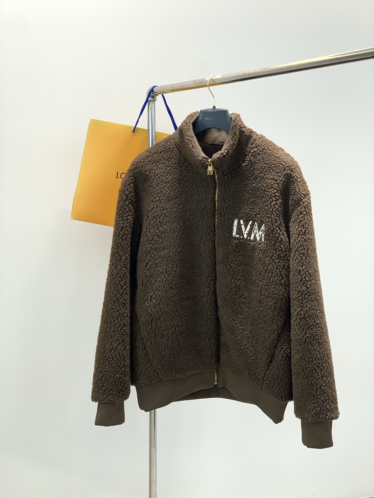 NO:712674,, LouisVuitton Louis Vuitton, the latest 2025 winter model, available at counters simultaneously, original order, fashionable and casual sherpa jacket, the upper body is very unique!  Eye-catching and bright, imported original fabrics, top embroidery craftsmanship letter pattern decoration Logo, original hardware accessories decoration, simple yet fashionable, classic atmosphere, comfortable and breathable, handsome and stylish upper body, size S-Xl size SML19860909,LouisVuitton 路易威登,2025冬季最新款,专柜同步有售,原单狠货,时尚休闲羊羔绒外套,上身很有特点！吸睛而有亮点,进口原版面料,顶级刺绣工艺字母图案装饰Logo,原版五金辅料装饰,简单而不失时尚,经典大气,舒适透气,上身帅气有型,码数S-Xl 尺码SMLXL 衣长73747576 胸围62646668 肩宽54555657,,louis vuitton,louis vuitton,jackets & coats,,Men's clothing