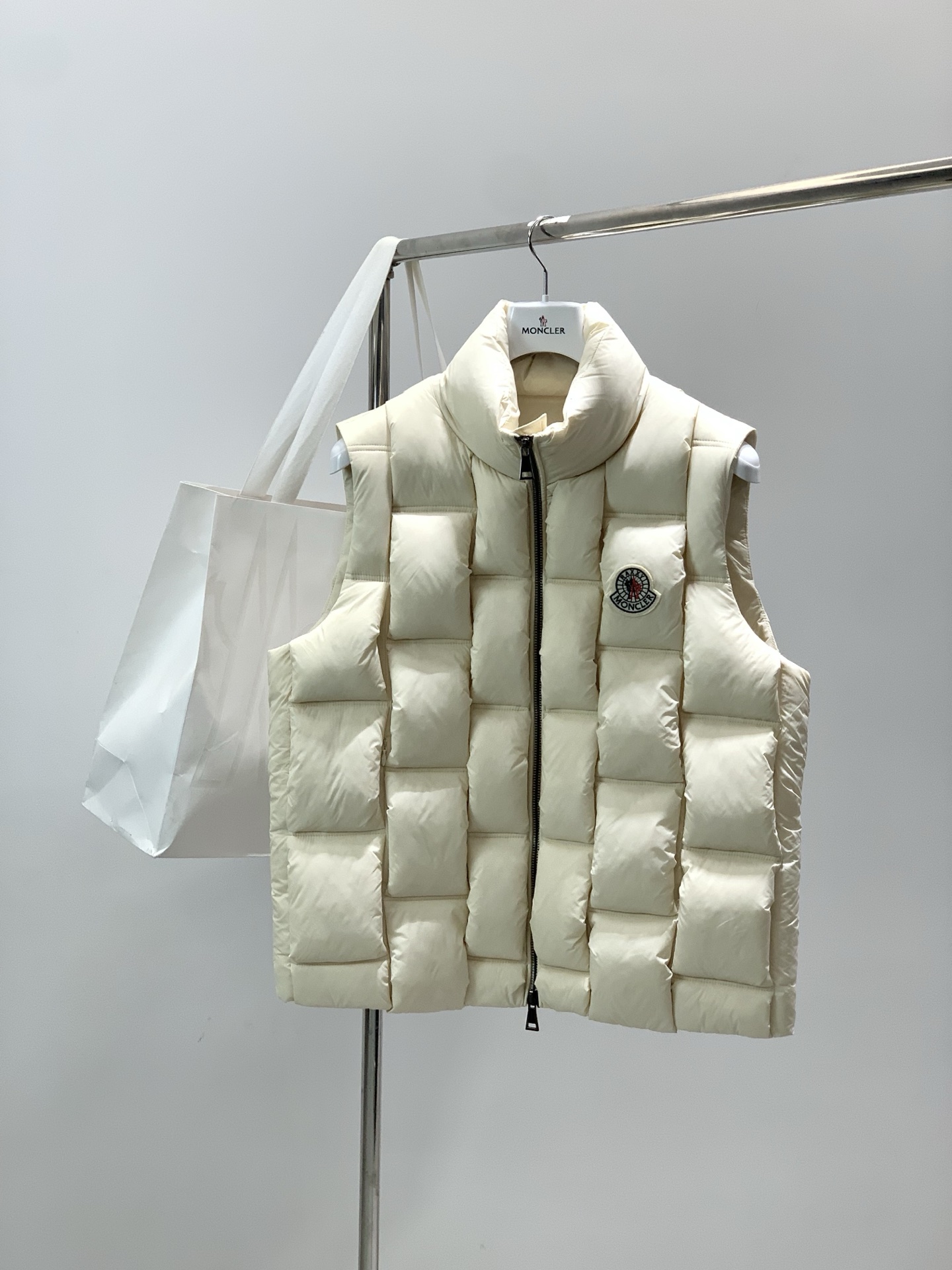 NO:712653,, Moncler Mouth Mouth, the latest 2025 winter products, available at counters at the same time, original order, fashionable and casual down vest, comfortable for the upper body!  Eye-catching and bright, it uses imported original fabrics, top-notch embroidered letter pattern logo, and original hardware accessories. It is simple yet stylish, and the upper body is fashionable and handsome. 3 colors are recommended, size M-3XL, Moncler, down jacket,19860909,Moncler 蒙口,2025冬季最新品,专柜同步有售,原单狠货,时尚休闲羽绒马甲,上身舒适！吸睛而有亮点,采用进口原版面料,顶级刺绣工艺字母图案logo,原版五金辅料装饰,简单而不失时尚,上身时尚帅气,3色推荐,码数M-3XL,,Moncler,down jacket,,Men's clothing