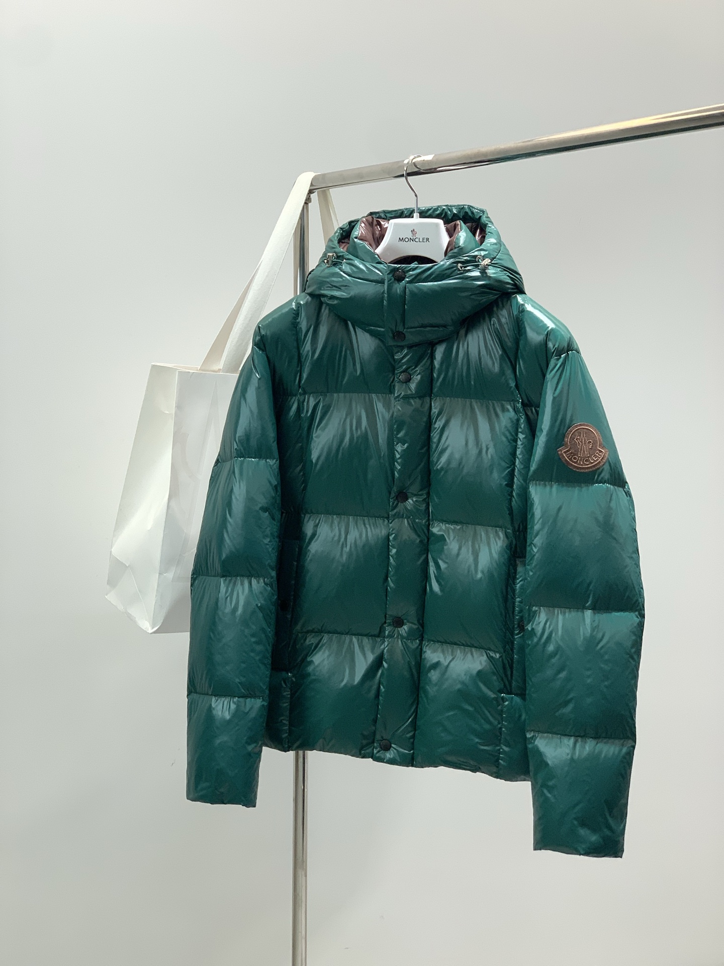 NO:712613,, Moncler, the latest winter 2025 product, available at counters simultaneously, original order, fashionable and casual down jacket, comfortable for the upper body!  Eye-catching and bright, it uses imported original fabrics, top-notch embroidered letter pattern logo, and original hardware accessories. It is simple yet stylish, and the upper body is fashionable and handsome. 3 colors are recommended, size M-3XL, Moncler, down jacket,19860909,Moncler 蒙口,2025冬季最新品,专柜同步有售,原单狠货,时尚休闲羽绒服,上身舒适！吸睛而有亮点,采用进口原版面料,顶级刺绣工艺字母图案logo,原版五金辅料装饰,简单而不失时尚,上身时尚帅气,3色推荐,码数M-3XL,,Moncler,down jacket,,Men's clothing