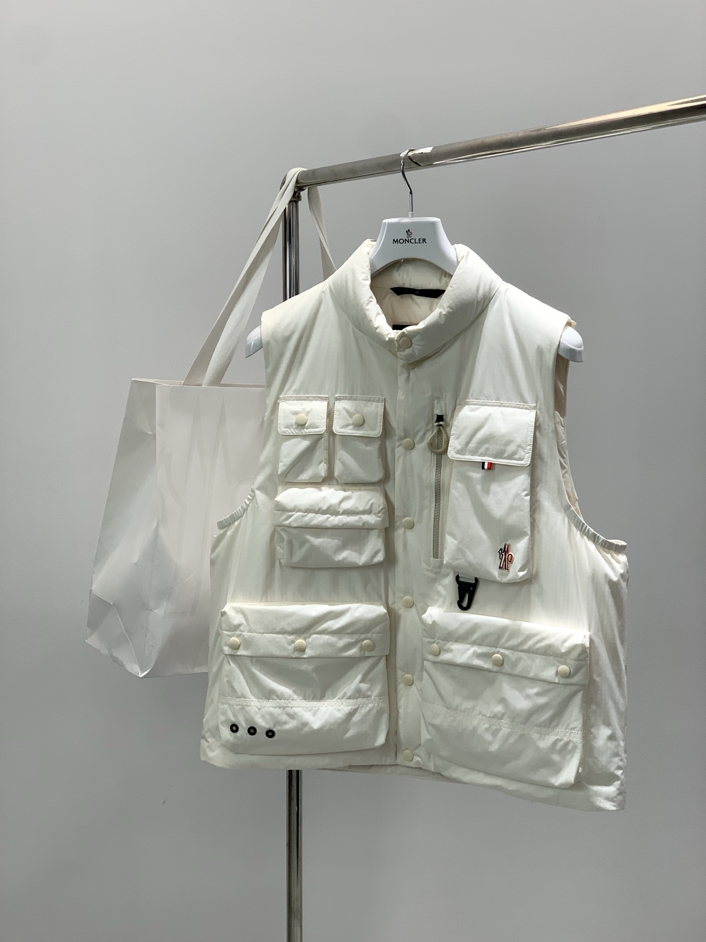 NO:712634,, Moncler Mouth Mouth, the latest 2025 winter products, available at counters at the same time, original order, fashionable and casual down vest, comfortable for the upper body!  Eye-catching and bright, it uses imported original fabrics, top-notch embroidery printing process letter pattern logo, original hardware accessories decoration, simple yet fashionable, fashionable and handsome upper body, 3 colors recommended, size M-3XL, Moncler, down jacket,19860909,Moncler 蒙口,2025冬季最新品,专柜同步有售,原单狠货,时尚休闲羽绒马甲,上身舒适！吸睛而有亮点,采用进口原版面料,顶级刺绣印胶工艺字母图案logo,原版五金辅料装饰,简单而不失时尚,上身时尚帅气,3色推荐,码数M-3XL,,Moncler,down jacket,,Men's clothing