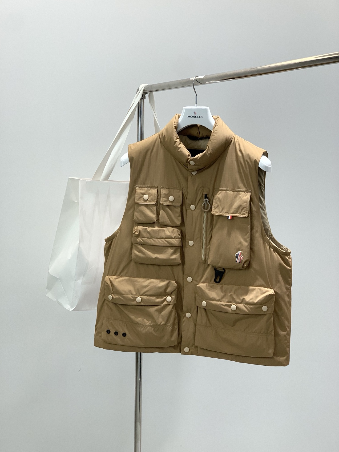 NO:712091,, Moncler Mouth Mouth, the latest 2025 winter products, available at counters at the same time, original order, fashionable and casual down vest, comfortable for the upper body!  Eye-catching and bright, it uses imported original fabrics, top-notch embroidery printing process letter pattern logo, original hardware accessories decoration, simple yet fashionable, fashionable and handsome upper body, 3 colors recommended, size M-3XL, Moncler, down jacket,19860909,Moncler 蒙口,2025冬季最新品,专柜同步有售,原单狠货,时尚休闲羽绒马甲,上身舒适！吸睛而有亮点,采用进口原版面料,顶级刺绣印胶工艺字母图案logo,原版五金辅料装饰,简单而不失时尚,上身时尚帅气,3色推荐,码数M-3XL,,Moncler,down jacket,,Men's clothing