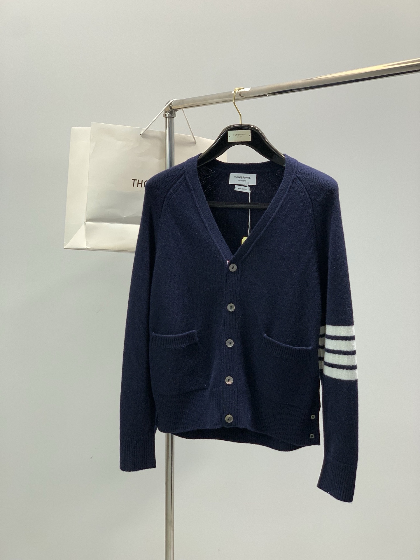 NO:728631,Years later, Thom Browne, the latest winter product, fashionable and casual cashmere knitted cardigan sweater, available at the counter simultaneously, original order, imported original fabric, excellent comfort, top knitting craftsmanship letter pattern logo, extremely high grade, easy and versatile, handsome and stylish upper body, 5 colors recommended, code number 1-5,,thom browne,sweaters,19860909年后,,Thom Browne 汤姆·布朗 ,冬季最新品,时尚休闲羊绒针织开衫毛衣,专柜同步有售,原单狠货,采用进口原版面料,舒适度极佳,顶级针织工艺字母图案logo,档次极高,从容百搭,上身帅气有型,5色推荐,码数1-5,,thom browne,sweaters,,Men's clothing