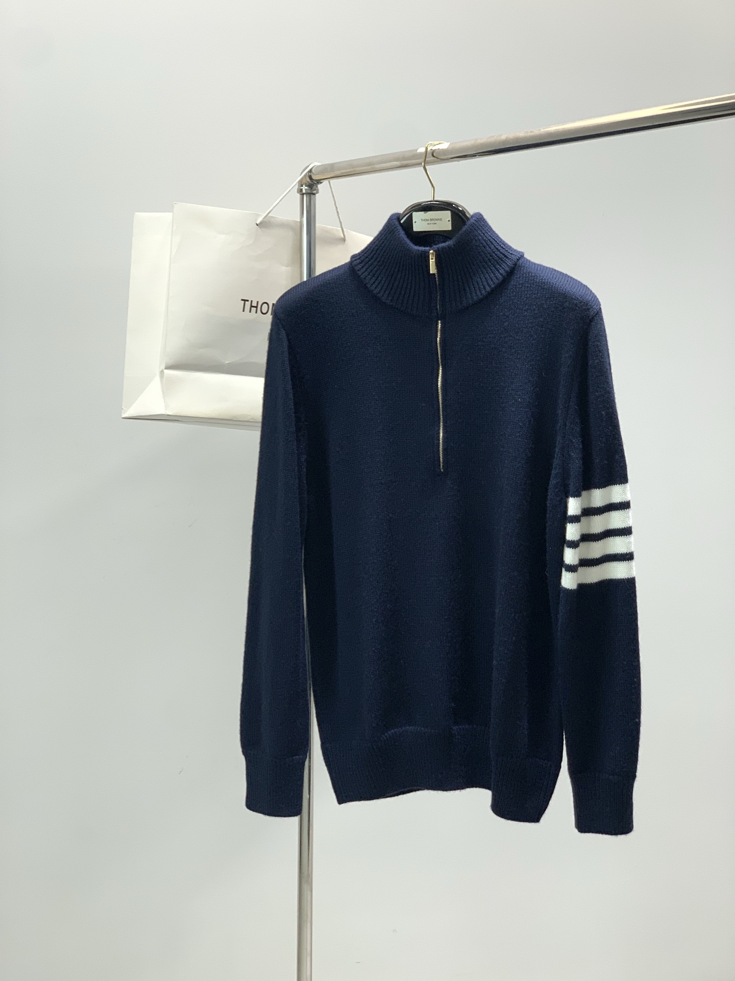 NO:728623,Years later, Thom Browne, the latest winter product, fashionable and casual half turtleneck knitted sweater, available at counters simultaneously, original goods, imported original fabrics, excellent comfort, top knitting technology letter pattern logo, extremely high grade, calm and versatile, handsome and stylish upper body, 2 colors recommended, code number 1-4 code number 1 code 2 codes 3 codes 4 codes Bust 96102108114 Shoulder width 41424344  Sleeve length 60616263 Clothes length 64666870,,thom browne,sweaters,19860909年后,,Thom Browne 汤姆·布朗 ,冬季最新品,时尚休闲半高领针织毛衣,专柜同步有售,原单狠货,采用进口原版面料,舒适度极佳,顶级针织工艺字母图案logo,档次极高,从容百搭,上身帅气有型,2色推荐,码数1-4 码数1码2码3码4码 胸围96102108114 肩宽41424344 袖长60616263 衣长64666870,,thom browne,sweaters,,Men's clothing