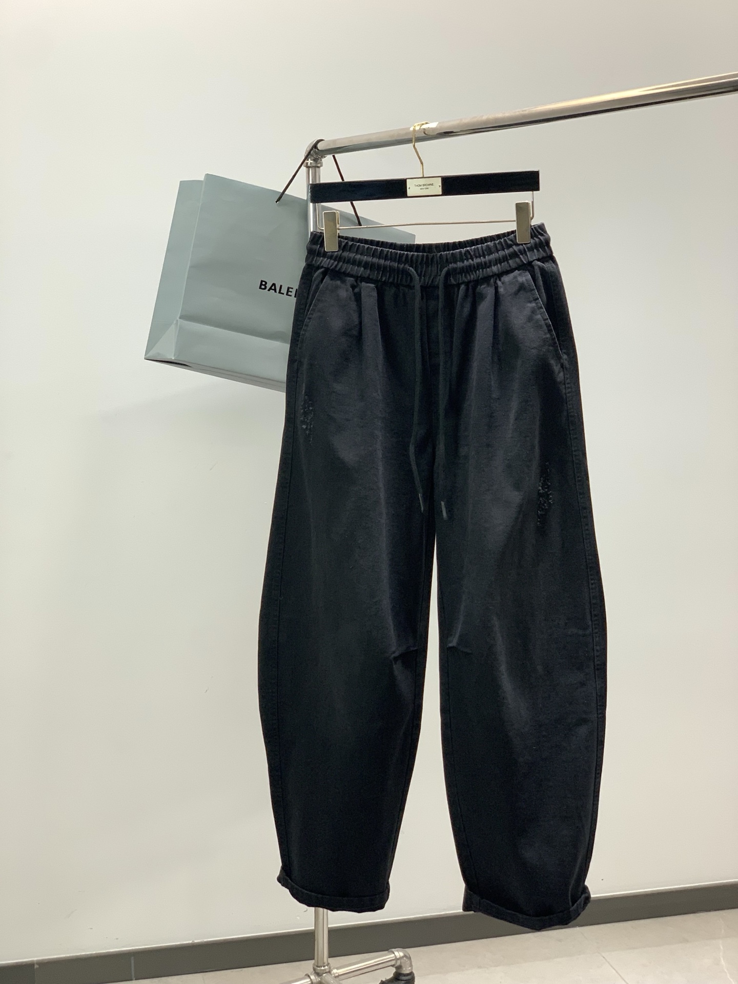 NO:712107,, Balenciaga Balenciaga, 2025 autumn latest products, available at counters simultaneously, original goods, fashionable casual pants, imported original washed stretch fabric, comfortable and elastic, top embroidery crafts letter pattern logo, original hardware accessories decoration, super correct version, comfortable and breathable, counter quality, handsome and stylish upper body, complete three labels, 2 colors recommended, size M-3XL,, balenciaga, balenciaga,19860909,Balenciaga 巴黎世家,2025秋季最新品,专柜同步有售,原单狠货,时尚休闲裤,进口原版水洗弹力面料,舒适有弹性,顶级刺绣工艺字母图案Logo,原版五金辅料装饰,版型超正,舒适透气,专柜品质,上身帅气有型,三标齐全,2色推荐,码数M-3XL,,balenciaga,balenciaga,,Men's clothing