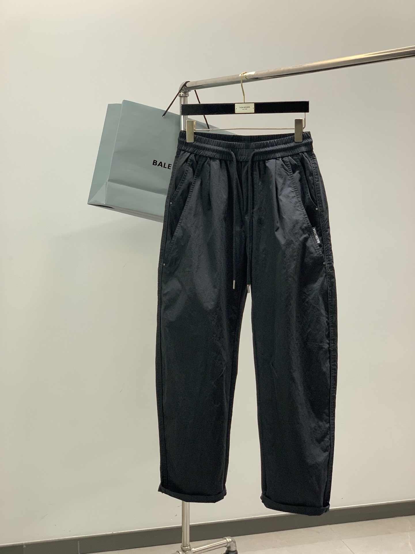 NO:712099,, Balenciaga, the latest autumn 2025 products, available at counters simultaneously, original goods, fashionable casual pants, imported original washed stretch fabrics, comfortable and elastic, top embroidery crafts letter pattern logo, original hardware accessories decoration, super correct version, comfortable and breathable, counter quality, handsome and stylish upper body, complete three labels, size M-3XL,,balenciaga,balenciaga,19860909,Balenciaga 巴黎世家,2025秋季最新品,专柜同步有售,原单狠货,时尚休闲裤,进口原版水洗弹力面料,舒适有弹性,顶级刺绣工艺字母图案Logo,原版五金辅料装饰,版型超正,舒适透气,专柜品质,上身帅气有型,三标齐全,码数M-3XL,,balenciaga,balenciaga,,Men's clothing