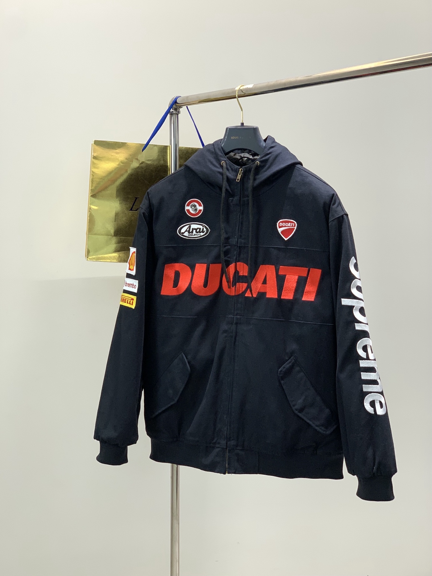 NO:712104,,SUPREME x DUCATI/Ducati joint double pocket zipper hooded racing motorcycle jacket color black/blue size S-XL size SM L  coats,jackets & coats,hats,19860909,SUPREME x DUCATI/杜卡迪 联名款双口袋拉链连帽赛车机车服夹克外套 颜色黑色/蓝色 尺码S-XL 尺码SM L XL 胸围136 140 144148 衣长69 71 73 75 袖长61 62 63 64 肩宽55 56 57 58,,jackets & coats,jackets & coats,hats,,Men's clothing