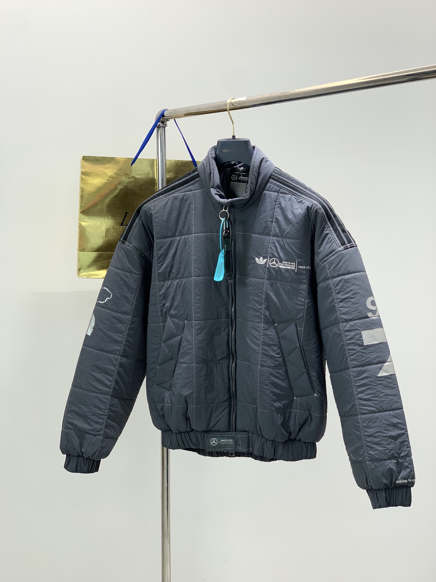 NO:712110,,adidas originals x Bad Bunny x Mercedes-AMG PETRONAS F1 joint model FW25 comfortable stand-up collar zipper long-sleeved jacket, same style for men and women, sizes S—XL, length, bust, sleeve length, shoulder width, S 69 142 5669 M7114657 70 L 7315058 71 XL 7515459 72,,adidas,jackets &  coats,19860909,adidas originals x Bad Bunny x Mercedes-AMG PETRONAS F1 联名款 FW25 舒适立领拉链长袖夹克 男女同款 尺码S—XL  衣长胸围 袖长肩宽 S 69 142 5669 M7114657 70 L 7315058 71 XL 7515459 72,,adidas,jackets & coats,,Men's clothing