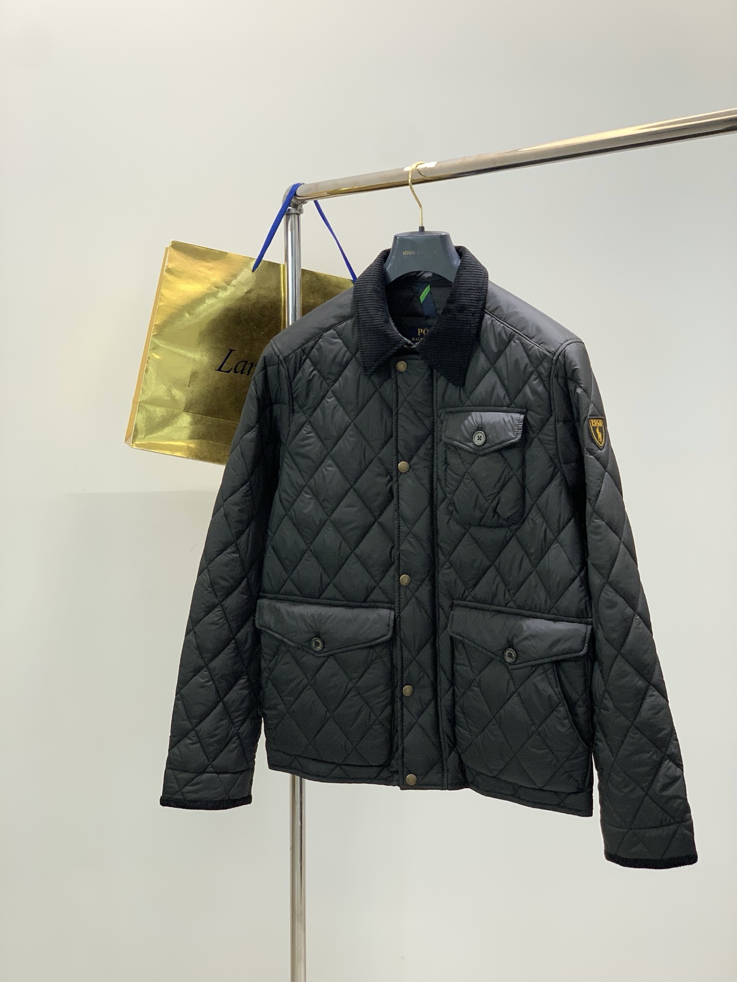 NO:712105,, Ralph Lauren/Ralph Lauren classic old money style workwear rhombus plaid retro cotton jacket and jacket. Prices are free to compare. The cotton filling is very high. The clothes are full and stylish. You will know when you get the goods. If the description does not match, just return it. It is not the best on the market. I ate it. It has ventilation holes in the armpits. The upper body is light and the fit is very good. The thermal effect is also very good. All the details are consistent with the cabinet!  The whole piece is made of rhombus quilting technology and has a three-dimensional structure. It is a cotton support garment that is fashionable and has a high rate of turning heads. It uses 37.5 temperature control technology to accelerate evaporation and improve breathability to prevent overheating or overcooling. The fabric has a certain waterproof and snowproof function and is also very resistant to washing and wear. It is warm and durable at the same time. It has air holes in the armpits, slits at the hem, independently molded buttons and zippers, and the color is black khaki navy.  Size SML19860909,Ralph Lauren/拉夫劳伦经典老钱风工装菱形格复古棉服夹克外套 价格随意对比 充棉量很高 衣服饱满有型 拿到货你们就知道了 描述不符直接退 不是市面上最好的我吃了 腋下带透气孔 上身轻薄 版型贼好 保暖效果也很好 细节全部都拉满了 和柜子一致的！ 整一件用了菱格纹绗线工艺细致它的立体状结构时尚出街超高回头率能让人眼前一亮的棉支持服就是它 采用 37.5温控技术加速蒸发并提升透气性,防止过热或过冷穿着体验面料具有一定的防水防雪功能也很耐洗磨 保暖的同时更能经久耐穿 腋下带气眼,下摆开叉,独立开模的钮扣和拉链, 颜色黑色 卡其藏青 尺码 SML XL S M LXL 衣长68707274  胸围114 118122 126 肩宽48 49 50 51 袖长66 6768 69,,loro piana,jackets & coats,jackets & coats,,Men's clothing