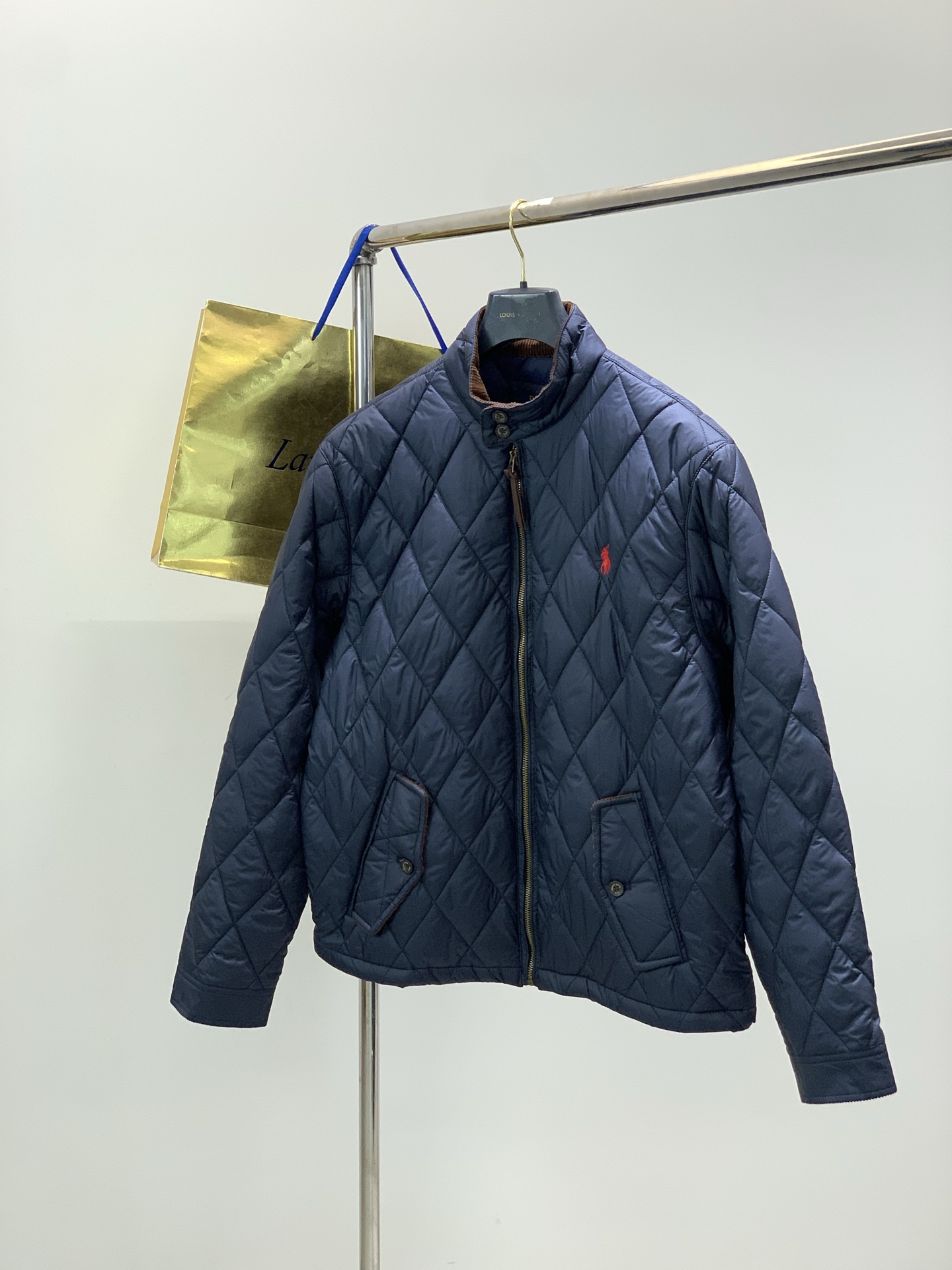 NO:712092,,Ralpah Lauren/ Ralph Lauren diamond plaid stand collar veteran cotton jacket, same style for men and women, British retro style, item number RL17381, classic rhombus Henry lapel thin cotton jacket, simple yet stylish, corduroy trimmed cuffs, collar can be straight folded, two-wear, half high collar, front double button closure, front full zipper, fabric has a certain anti-water effect, classic forever, there is an adjustable button tab on the back waist  The delicate embroidery of the pony on the left side of the chest is retro and timeless. Color Navy Black Size S M L  piana,jackets & coats,jackets & coats,19860909,Ralpah Lauren/ 拉夫劳伦 菱形格纹立领老干部棉服夹克外套 男女同款英伦复古风 货号RL17381 经典菱格亨利领夹薄棉外套 简约不失格调灯芯绒镶边袖口 领子 可直筒翻折叠 两穿,半高领正面双纽扣式开合,正面全拉链 面料 有一定的防沾水效果,经典永存 ,背面腰部有可调节扣袢 胸前左侧小马精致刺绣复古永不过时 颜色藏青 黑色 尺码S M L XL  S胸围112 肩宽45 衣长65 袖长63 M胸围116 肩宽47 衣长67 袖长64 L胸围120 肩宽49 衣长69 袖长65 XL胸围124 肩宽51 衣长71 袖长66,,loro piana,jackets & coats,jackets & coats,,Men's clothing