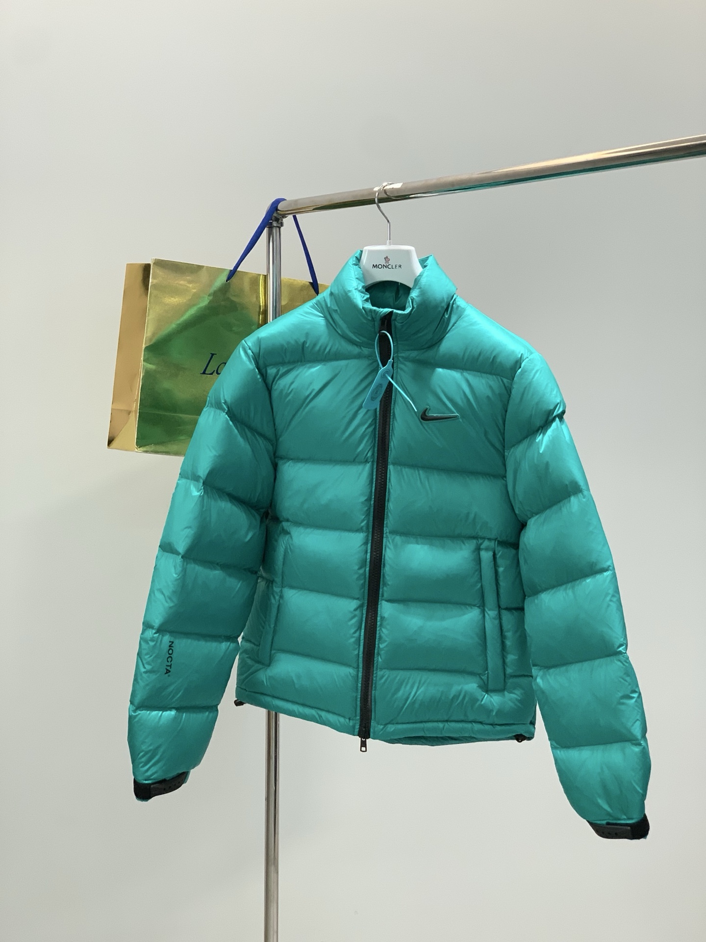 NO:712084,, Nike x Drake Nocta series joint stand collar duck down jacket, the same style as Wang Yibo, filled with 460 grams of down, customized YKK zipper, zipper with lock, all details are in place!  From zippers to printing, to back collar labels, main labels, and gum logos!  All customized!  Size S-XL Size S M LXL Length 63 65 67 69 Bust 116 119 122 126 Shoulder width 47.5 49 50 51 Sleeve length 66 68 69 70,,down jacket,19860909,Nike x Drake Nocta系列联名立领公鸭羽绒服,王一博同款, 充绒达460克 ,定制YKK拉链,拉链带锁扣, 所有细节全部到位！从拉链到印花,到后领标、主标、树胶logo！全部订制！ 尺码S-XL 尺码 S M LXL 衣长 63 65 67 69 胸围116 119 122 126 肩宽47.5 49 50 51 袖长 66 68 69 70,,down jacket,,Men's clothing