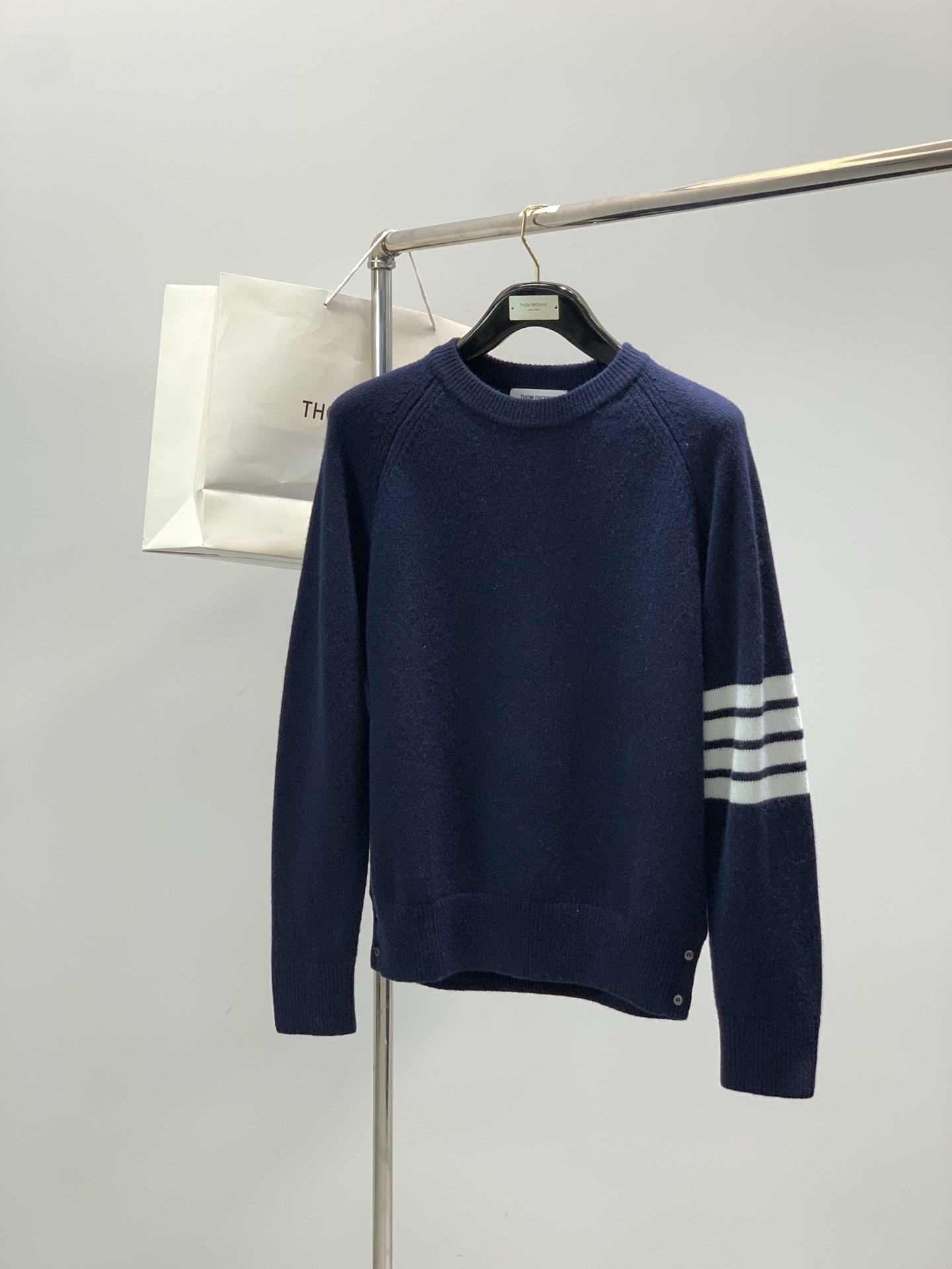 NO:712100,, Thom Browne, 2025 winter latest product, fashionable and casual cashmere knitted crew neck sweater, available at the counter simultaneously, original order, imported original fabric, excellent comfort, top knitting technology letter pattern logo, extremely high grade, easy and versatile, handsome and stylish upper body, 5 colors recommended, code number 1-4 code number 1 code 2 codes 3 codes 4 codes Bust 104110116122 shoulder width not limited  Sleeve length 70727476 Clothes length 65676971,,thom browne,sweaters,19860909,Thom Browne 汤姆·布朗 ,2025冬季最新品,时尚休闲羊绒针织圆领毛衣,专柜同步有售,原单狠货,采用进口原版面料,舒适度极佳,顶级针织工艺字母图案logo,档次极高,从容百搭,上身帅气有型,5色推荐,码数1-4 码数1码2码3码4码 胸围104110116122 肩宽不限 袖长70727476 衣长65676971,,thom browne,sweaters,,Men's clothing