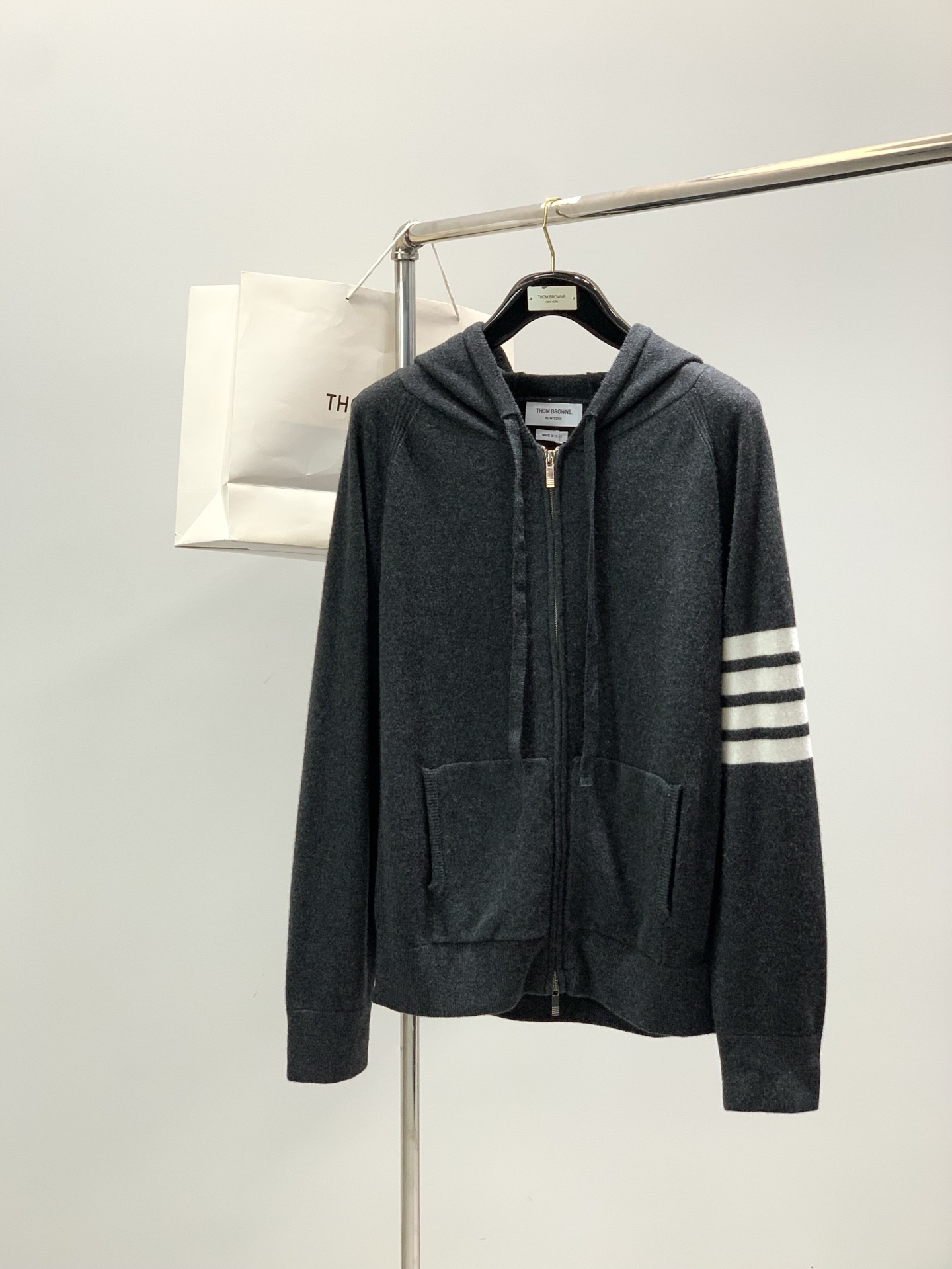 NO:712095,, Thom Browne, 2025 winter latest product, fashionable and casual cashmere knitted hooded cardigan sweater, available at counters, original goods, imported original fabrics, excellent comfort, top knitting technology letter pattern logo, extremely high grade, easy and versatile, handsome and stylish upper body, 3 colors recommended, code number 1-4 code number 1 code 2 codes 3 codes 4 codes Bust 102108114120 Shoulder width  Sleeve length 73747576 Clothes length 65666768,,thom browne,sweaters,hats,19860909,Thom Browne 汤姆·布朗 ,2025冬季最新品,时尚休闲羊绒针织连帽开衫毛衣,专柜同步有售,原单狠货,采用进口原版面料,舒适度极佳,顶级针织工艺字母图案logo,档次极高,从容百搭,上身帅气有型,3色推荐,码数1-4 码数1码2码3码4码 胸围102108114120 肩宽 袖长73747576 衣长65666768,,thom browne,sweaters,hats,,Men's clothing