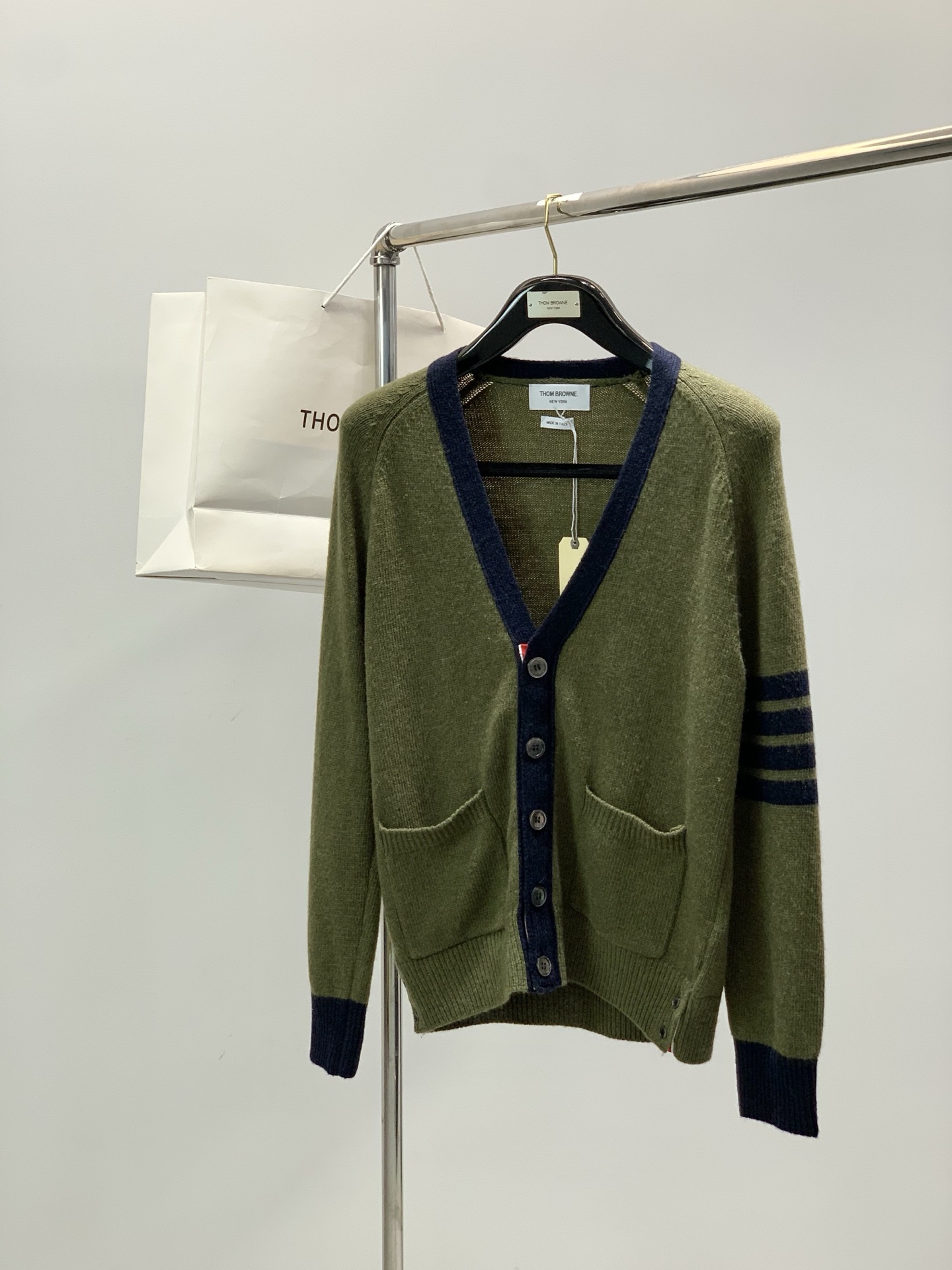 NO:712101,, Thom Browne, 2025 winter latest product, fashionable and casual cashmere knitted cardigan sweater, available at the counter, original order, imported original fabric, excellent comfort, top knitting technology letter pattern logo, extremely high grade, calm and versatile, handsome and stylish upper body, code number 1-4 code number 1 code 2 codes 3 codes 4 codes Chest 96102108114 Shoulder width 41424344  Sleeve length 69707172 Clothes length 64666870,,thom browne,sweaters,19860909,Thom Browne 汤姆·布朗 ,2025冬季最新品,时尚休闲羊绒针织开衫毛衣,专柜同步有售,原单狠货,采用进口原版面料,舒适度极佳,顶级针织工艺字母图案logo,档次极高,从容百搭,上身帅气有型,码数1-4 码数1码2码3码4码 胸围96102108114 肩宽41424344 袖长69707172 衣长64666870,,thom browne,sweaters,,Men's clothing